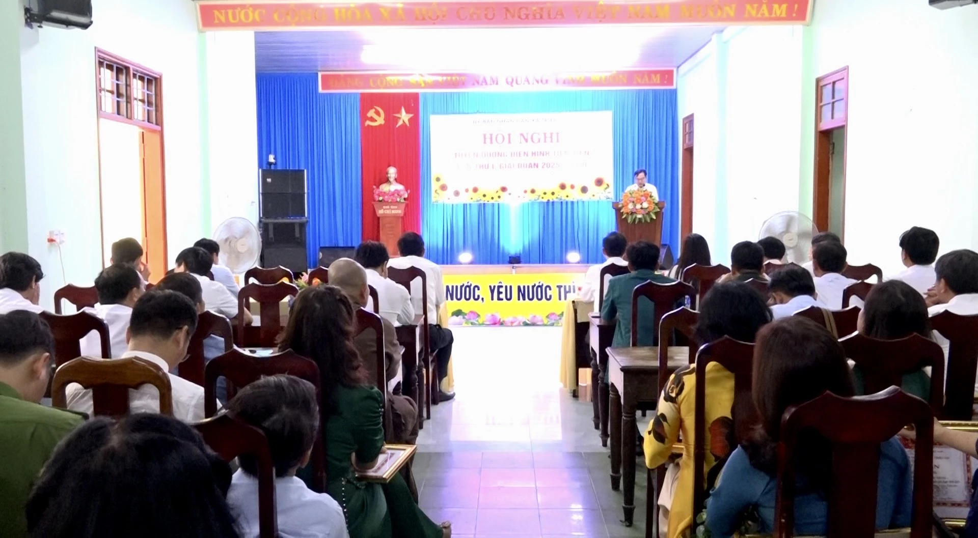 Quang cảnh hội nghị