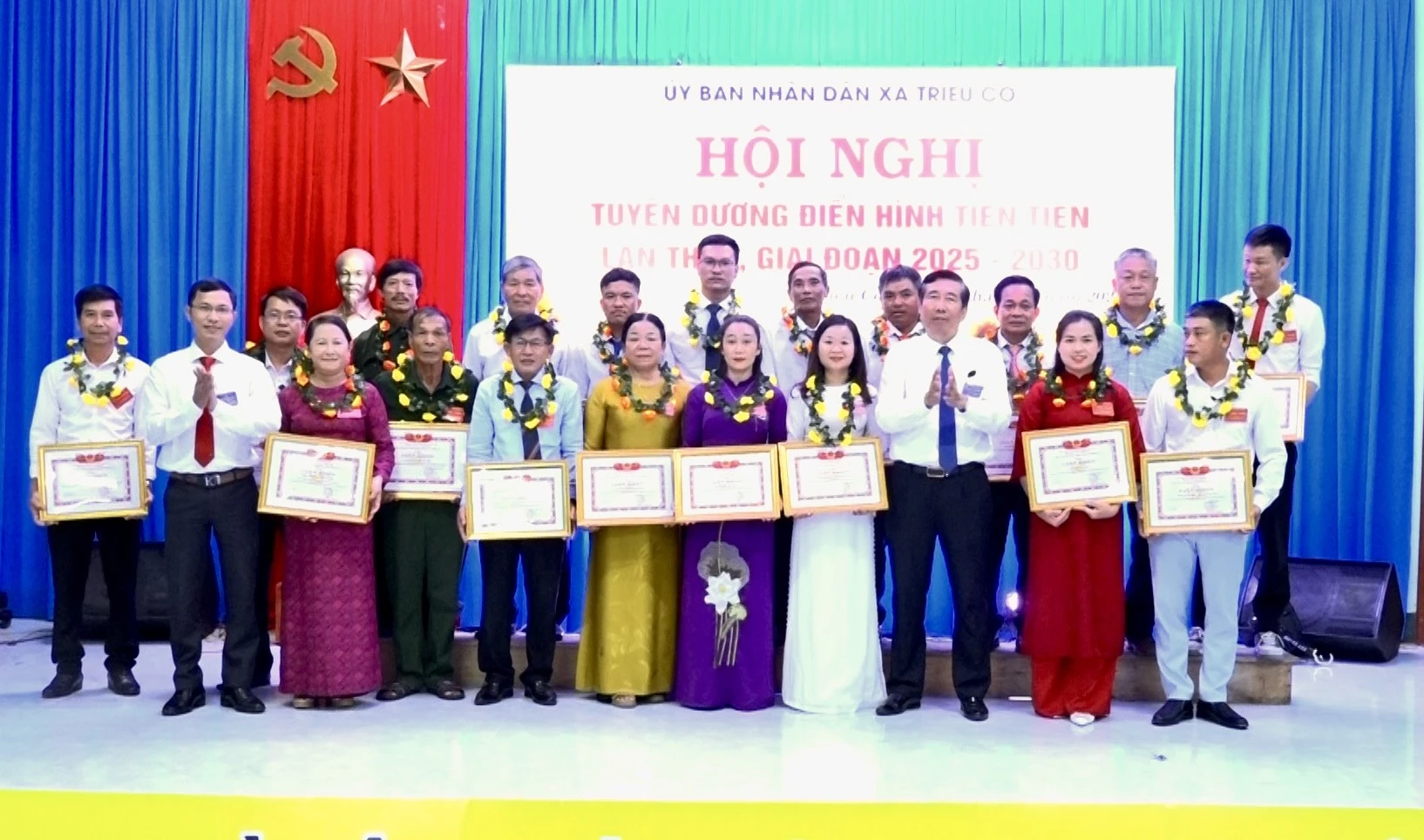 Trao giấy khen cho các tập thể, cá nhân tiêu biểu trong phong trào thi đua yêu nước giai đoạn 2020-2025.
