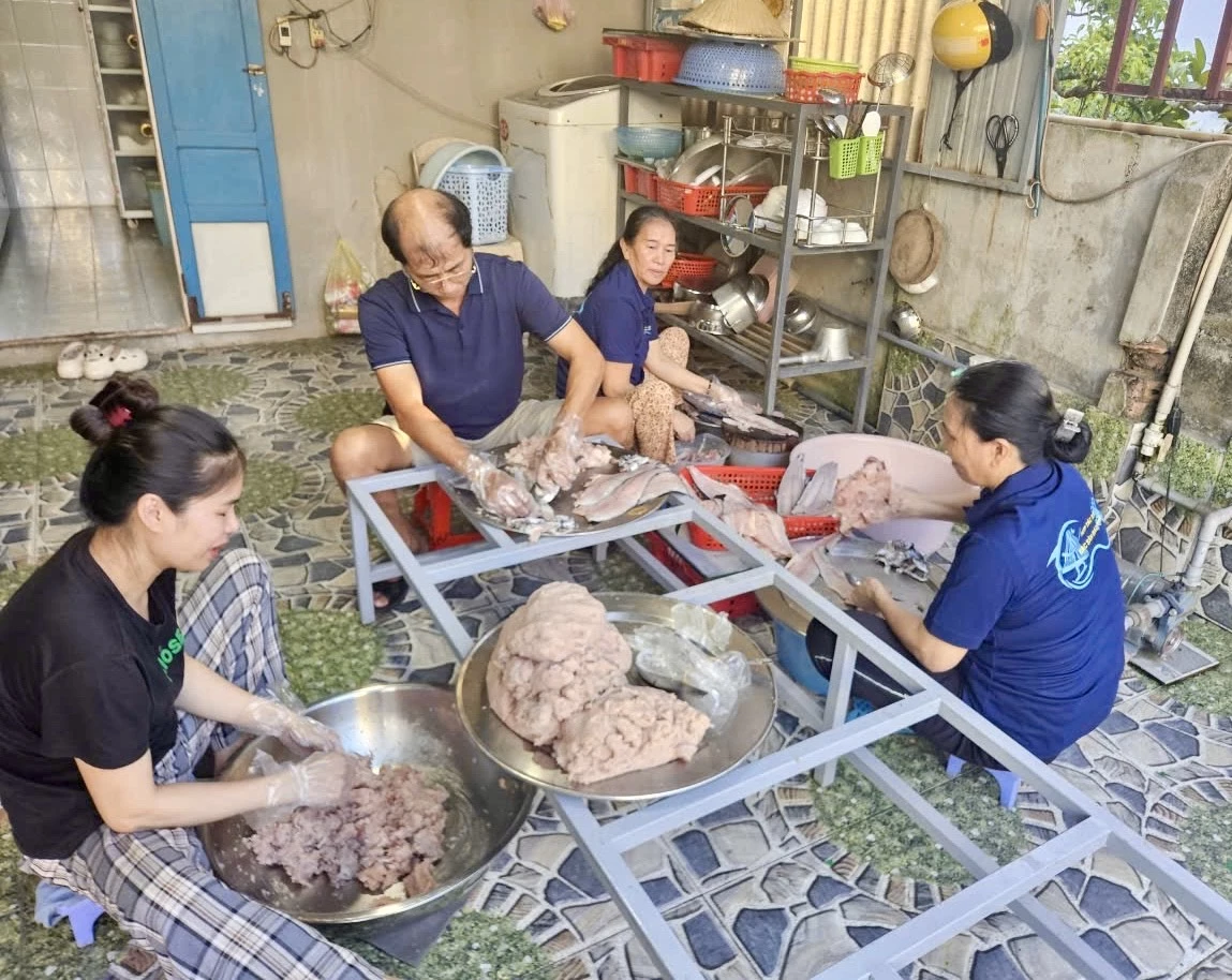 Không chỉ ưu tiên sử dụng hàng Việt, nhiều hội viên phụ nữ còn trực tiếp sản xuất ra những sản phẩm chất lượng, được nhiều người ưa chuộng - Ảnh: T.A