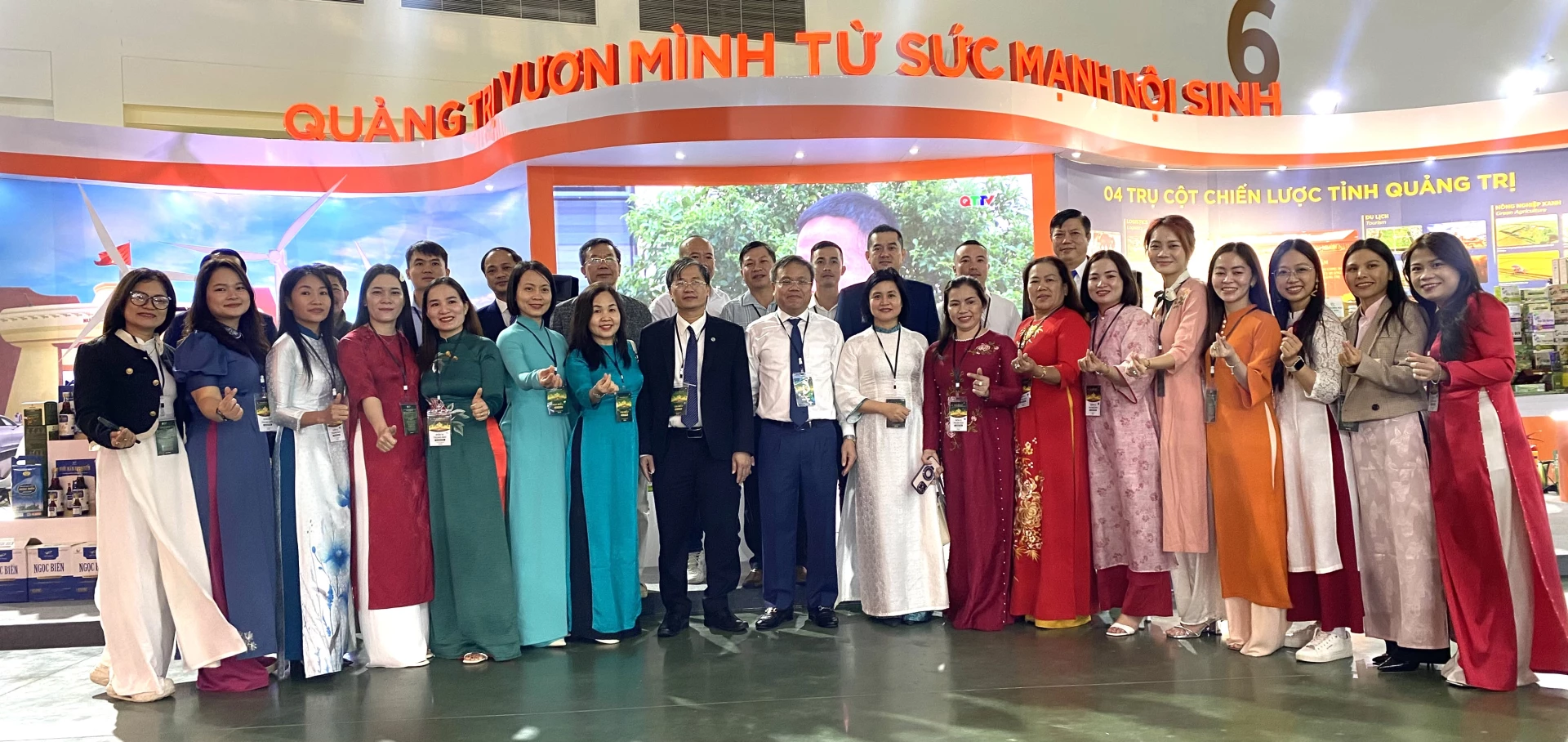 Phó Chủ tịch UBND tỉnh tham quan khu trưng bày các sản phẩm tiêu biểu với chủ đề “Quảng Trị vươn mình từ sức mạnh nội sinh