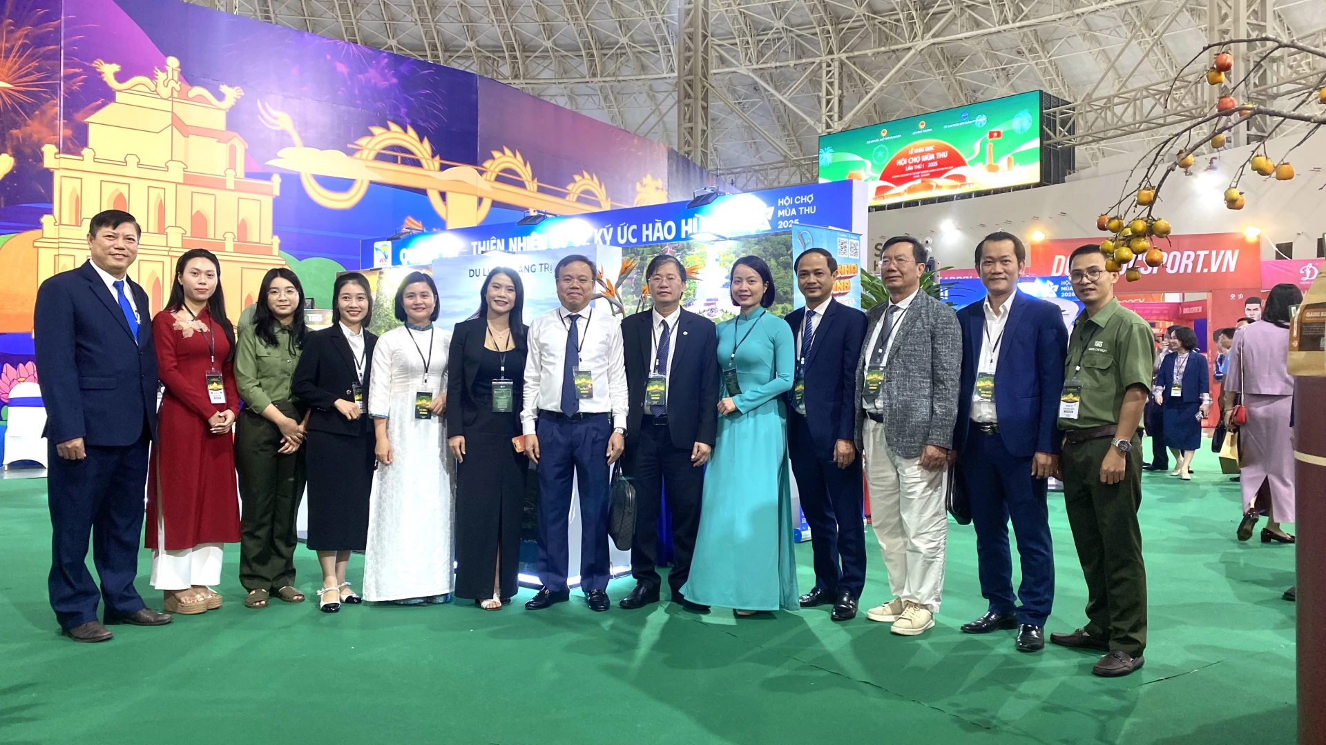 Đoàn Quảng trị chụp ảnh lưu niệm tại hội chợ mùa Thu 2025