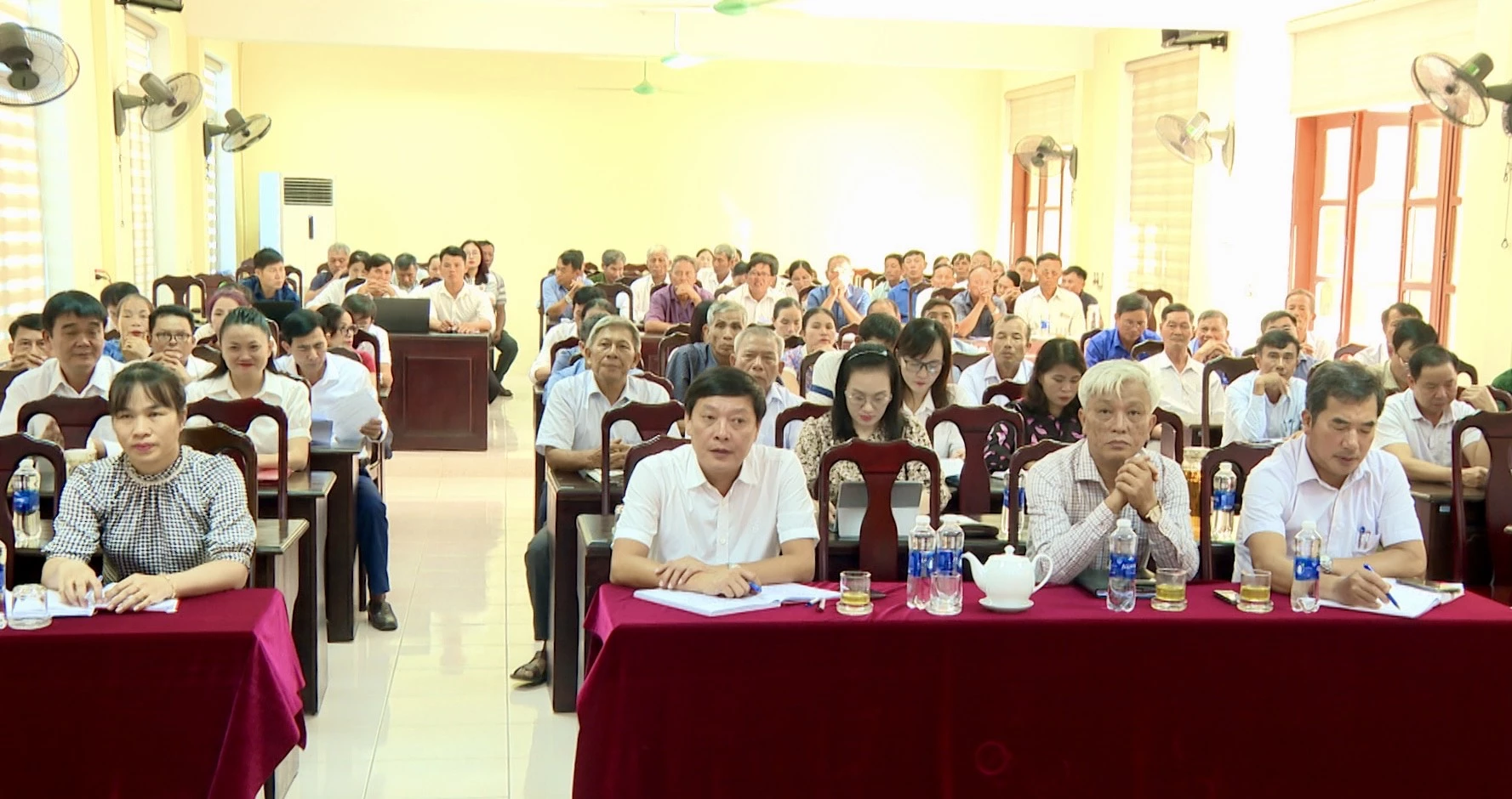 Đại biểu dự buổi tiếp xúc cử trị - Ảnh: T.S