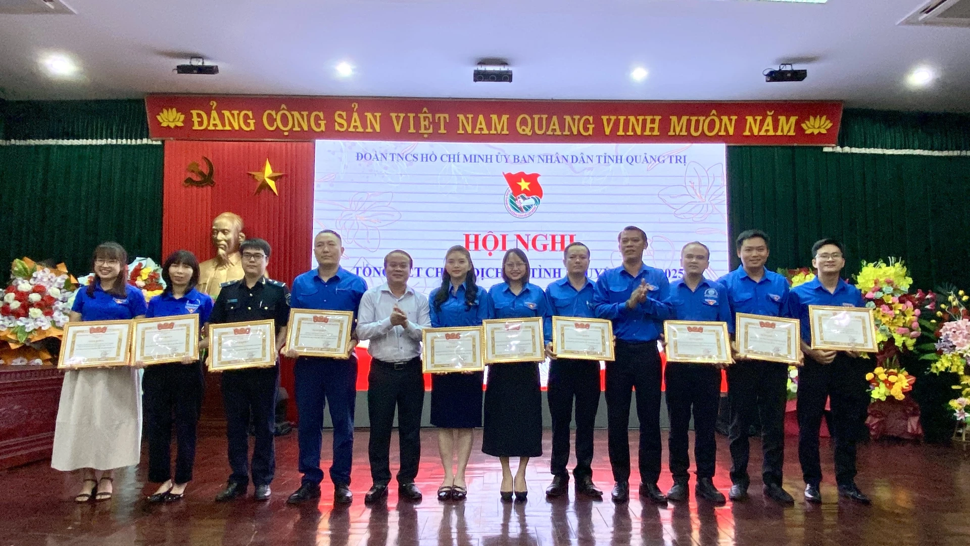 Đồng chí Hồ Văn Chính, Phó Bí thư Đảng ủy UBND tỉnh trao giấy khen cho các tập thể tiêu biểu - Ảnh: H.N