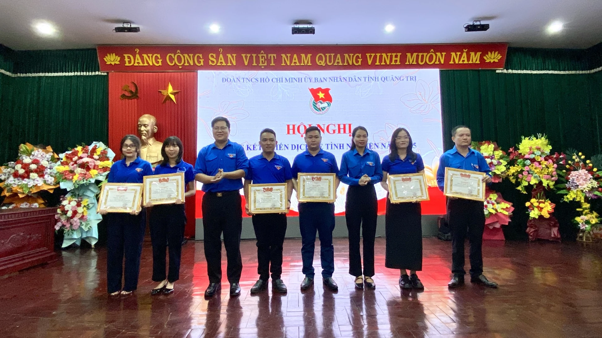 Các cá nhân tiêu biểu được nhận giấy khen của Ban Thường vụ Đoàn UBND tỉnh - Ảnh: H.N