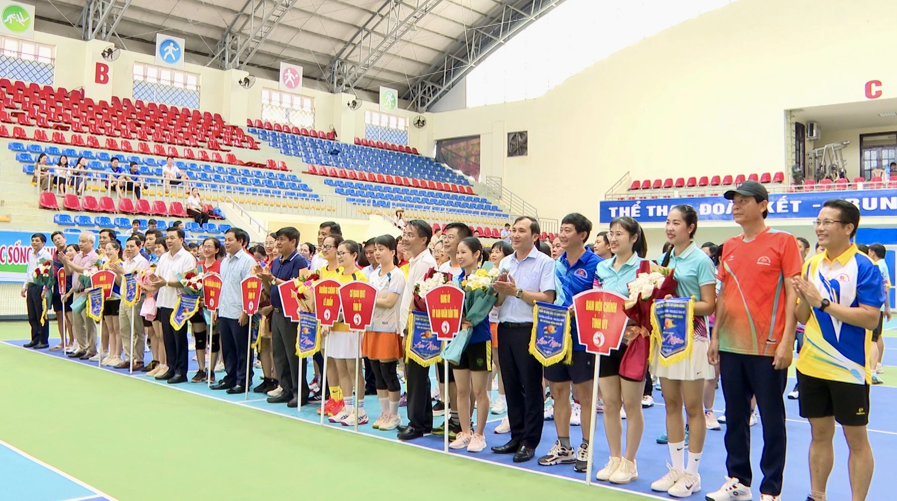 Các đội tham dự giải - Ảnh: T.C