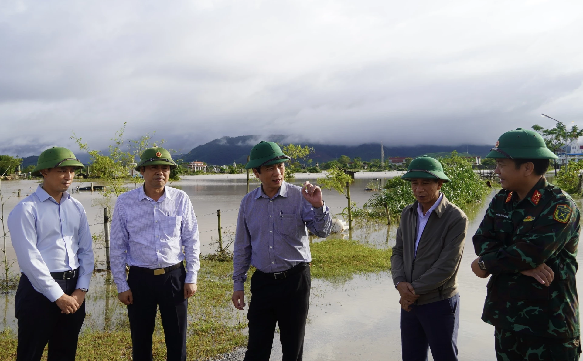 Phó Chủ tịch Thường trực UBND tỉnh Hoàng Nam chỉ đạo các địa phương triển khai phương án phòng chống mưa lũ - Ảnh: H.N