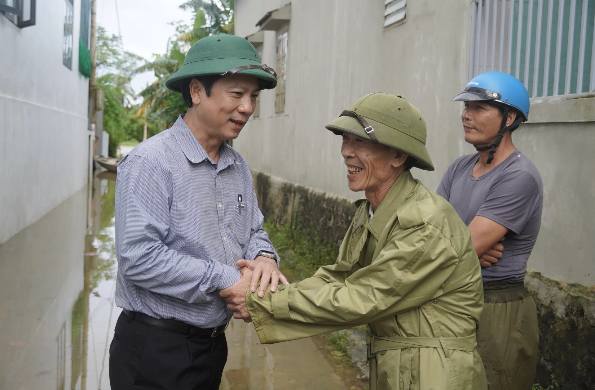 Phó Chủ tịch Thường trực UBND tỉnh Hoàng Nam thăm hỏi, động viên người dân vùng lũ - Ảnh: H.N