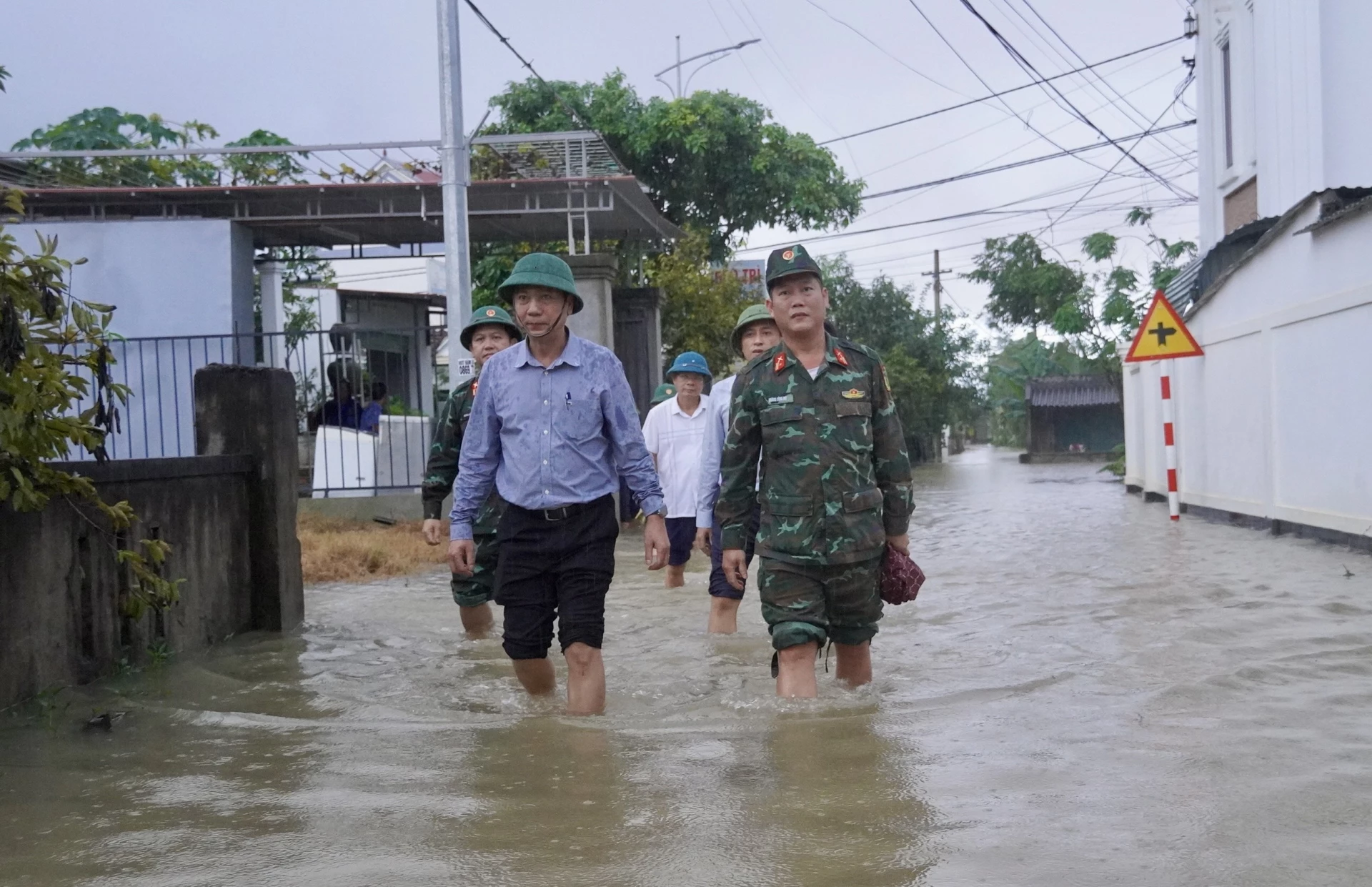 Đoàn công tác kiểm tra tình hình lũ lụt ở xã Quảng Trạch - Ảnh: H.N