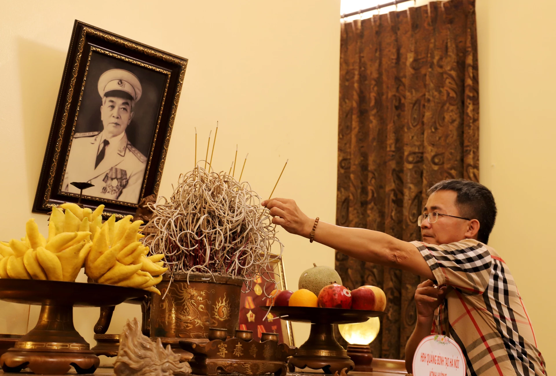 Tác giả thắp hương tri ân Đại tướng trong chuyến hành trình “Từ Vũng Chùa... hướng Điện Biên”, năm 2024 - Ảnh: T.L