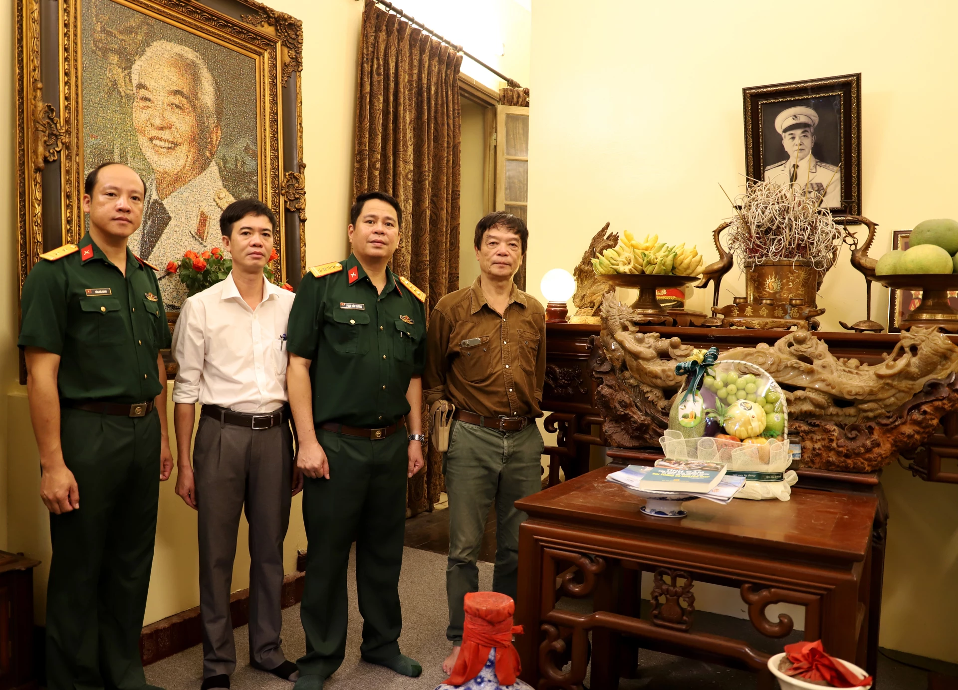 Đồng chí Cao Trường Sơn (áo trắng), Phó Tổng Biên tập Báo Quảng Bình (nay là Báo và phát thanh, truyền hình Quảng Trị) đến thắp hương viếng Đại tướng tại 30 Hoàng Diệu - Ảnh: T.L