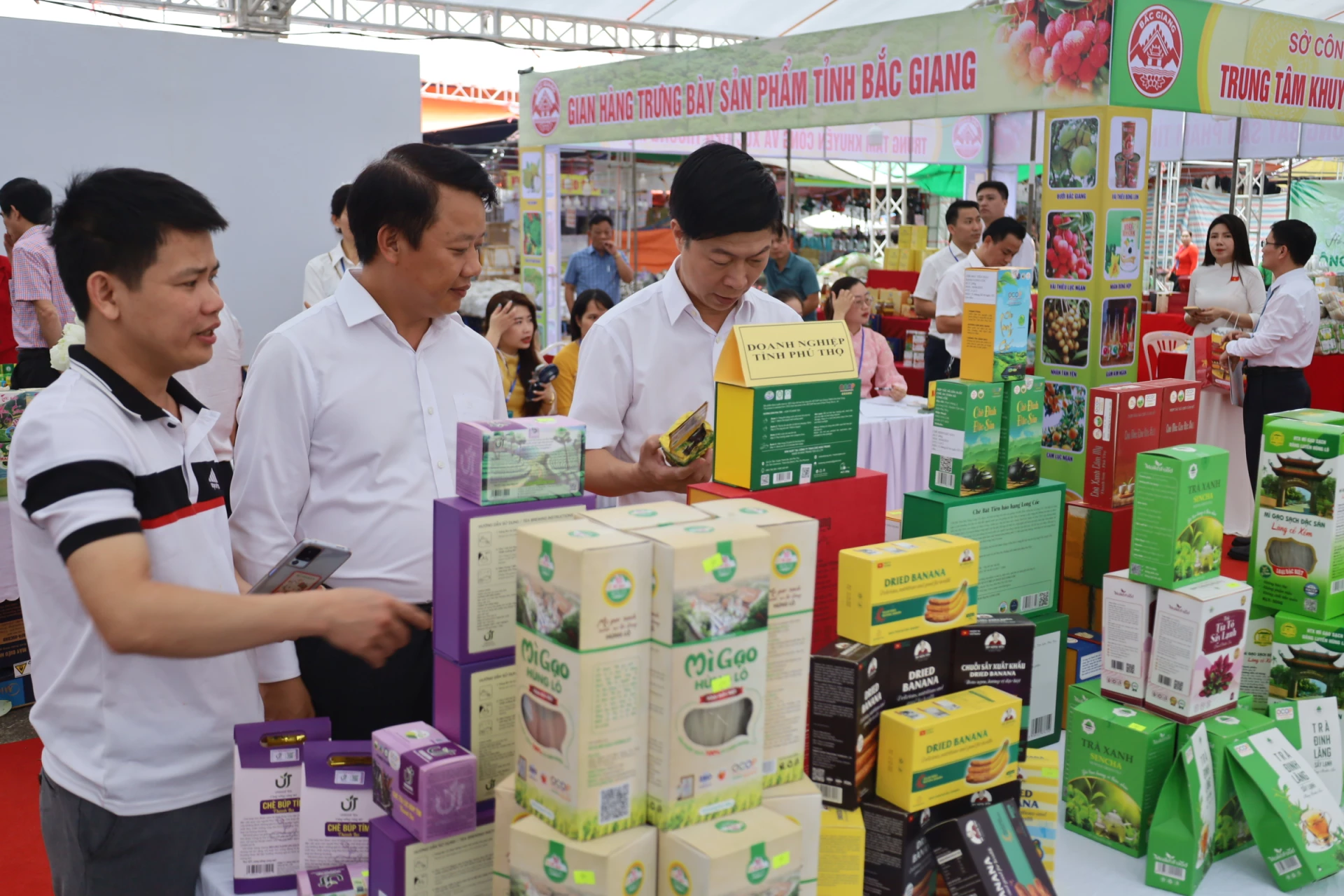 Doanh nghiệp tham gia hội nghị kết nối cung cầu, nhằm tăng cường quảng bá tiềm năng, thế mạnh về sản phẩm đặc trưng của địa phương -Ảnh: H.C