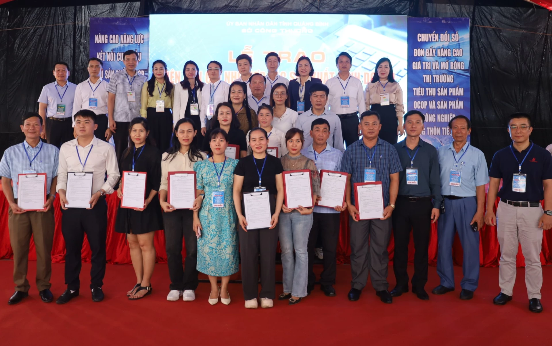 Doanh nhân, doanh nghiệp Quảng Trị ký kết biên bản ghi nhớ hợp tác kinh doanh, mở rộng thị trường tiêu thụ sản phẩm - Ảnh: H.C