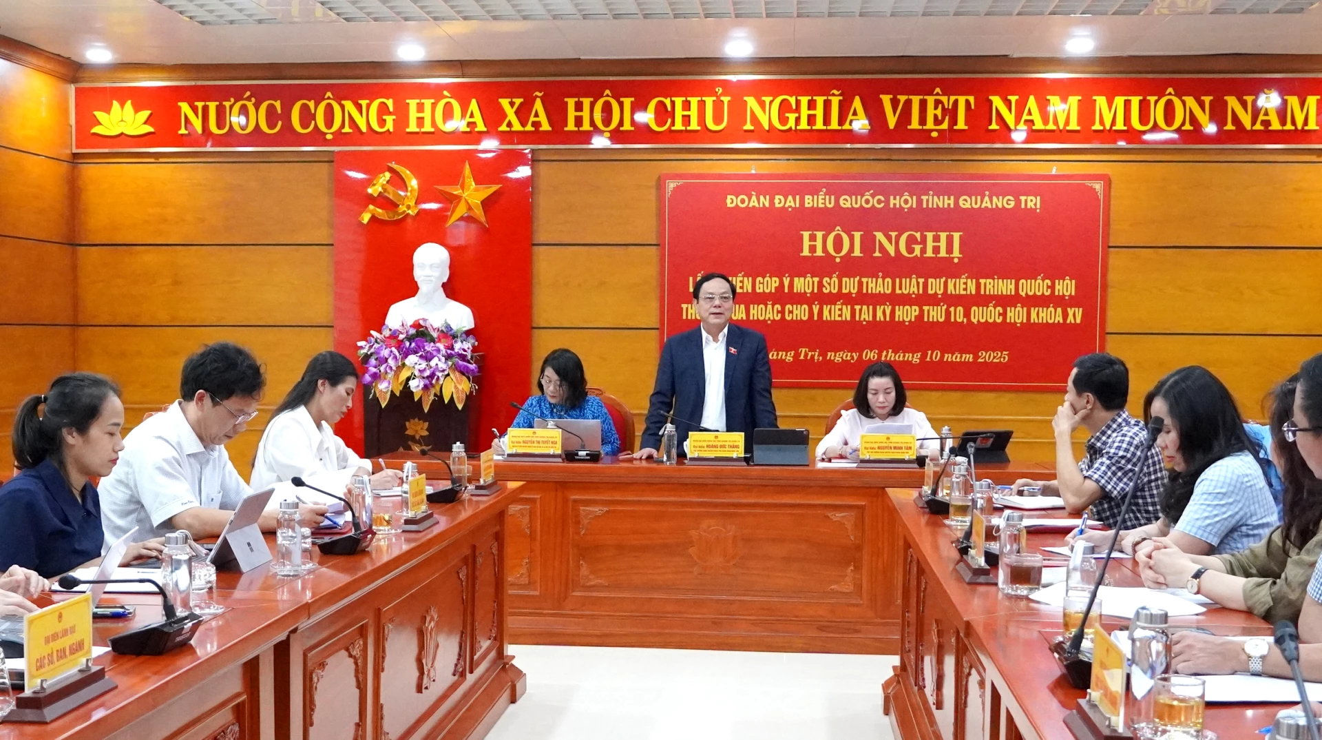 Phó trưởng đoàn chuyên trách phụ trách Đoàn ĐBQH tỉnh Hoàng Đức Thắng đặt vấn đề tại hội nghị. Ảnh: H.Tr.