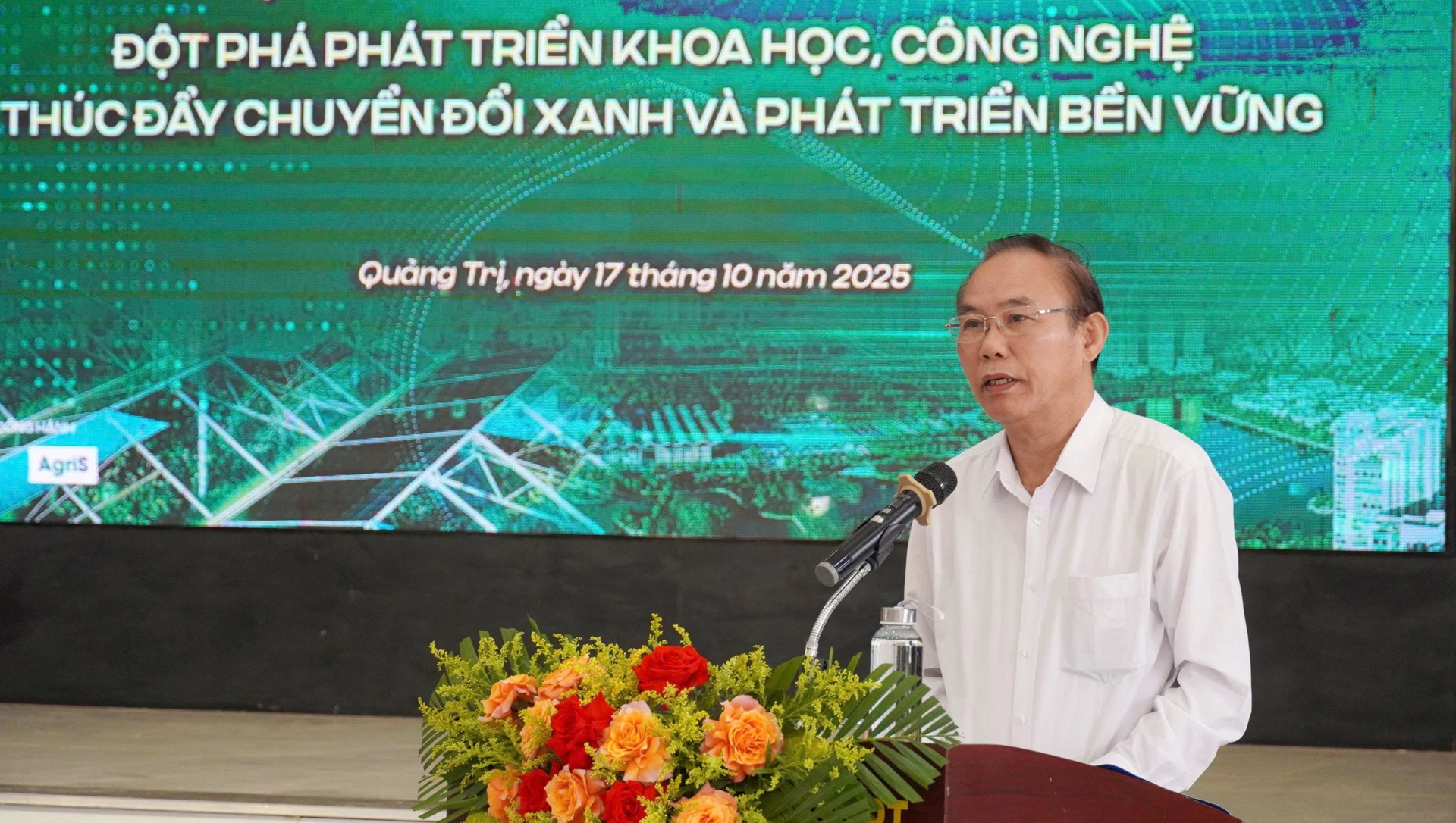 Thứ trưởng Bộ Nông nghiệp và Môi trường Phùng Đức Tiến phát biểu khai mạc hội thảo. Ảnh: X.P