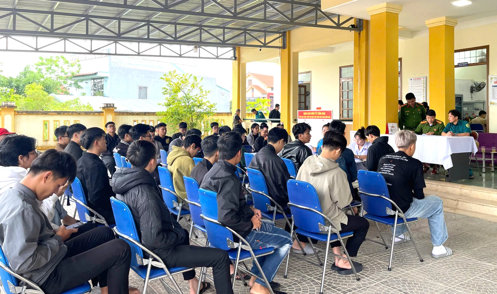 Hội đồng Nghĩa vụ quân sự phường Đồng Hới tổ chức khám sơ tuyển nghĩa vụ quân sự và nghĩa vụ tham gia Công an nhân dân năm 2026. Ảnh: H.Tr.