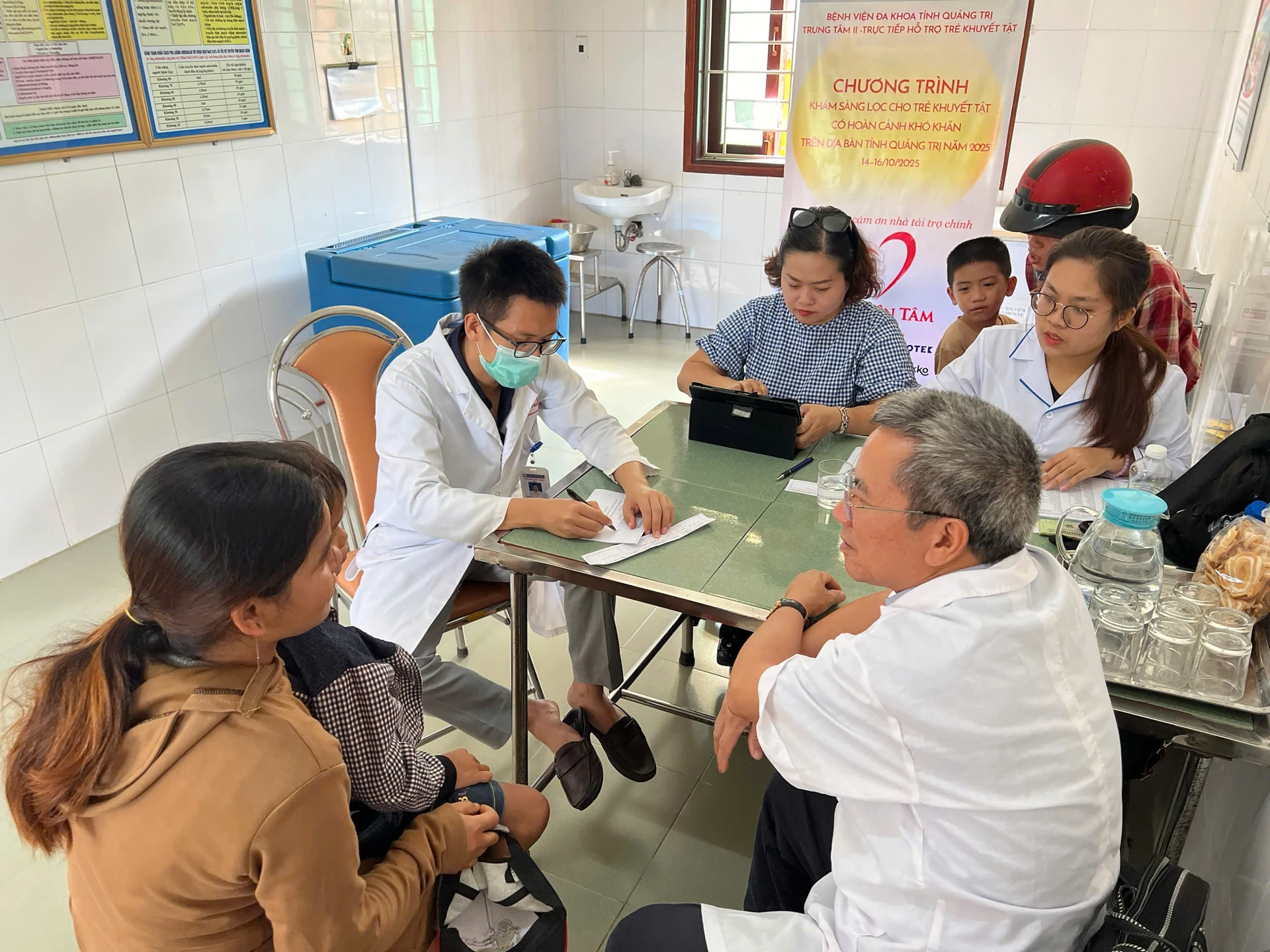 Các bác sĩ khám sàng lọc, tư vấn, đánh giá khả năng phẫu thuật hoặc hỗ trợ phục hồi chức năng cho trẻ.