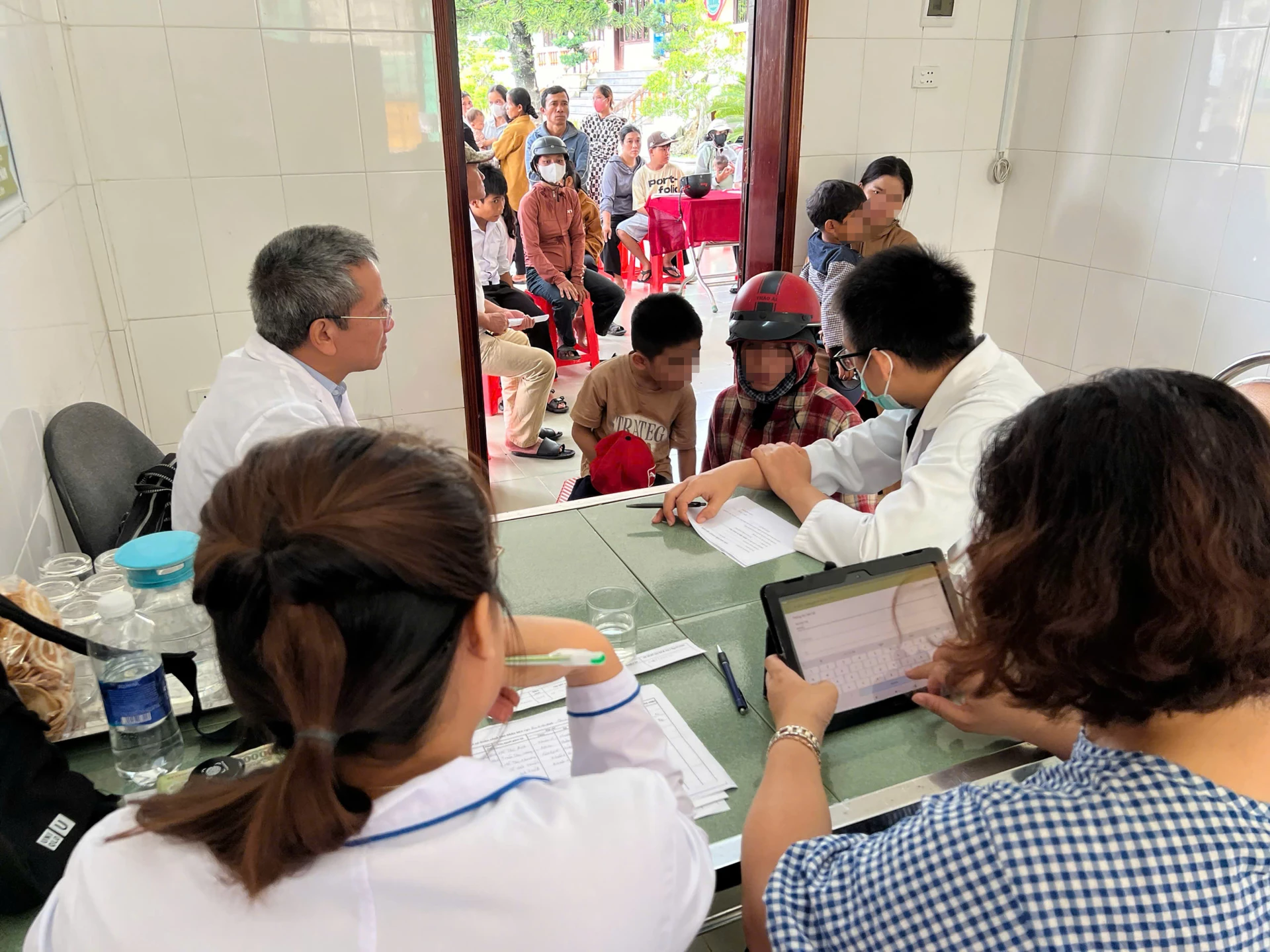 Rất đông trẻ được đưa đến khám trong ngày đầu tiên.