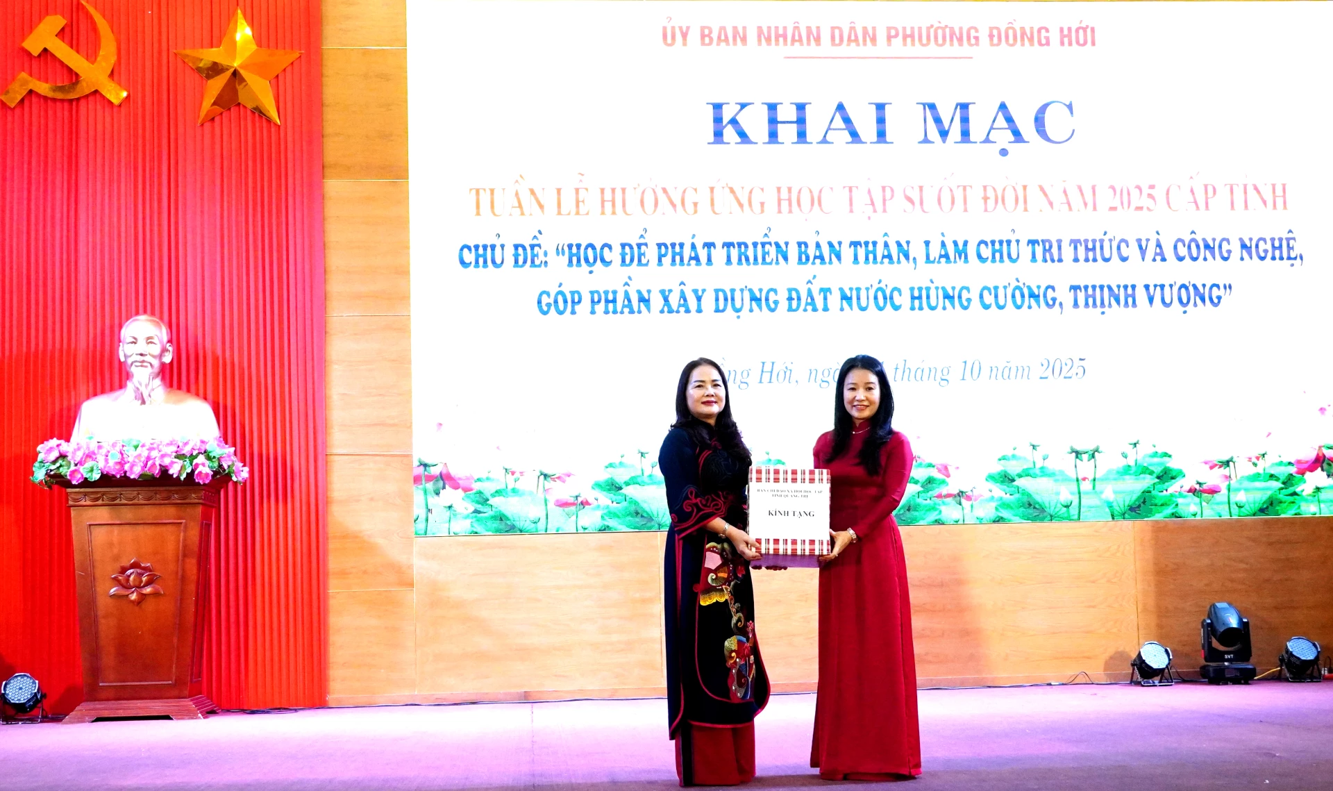 Lãnh đạo Sở Giáo dục-Đào tạo trao quà cho Trung tâm học tập cộng đồng phường Đồng Hới. Ảnh: H.Tr.