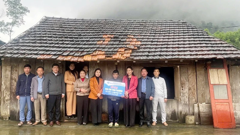 Đại diện lãnh đạo Hội LHPN tỉnh Quảng Trị trao kinh phí sửa chữa nhà cho gia đình có hoàn cảnh khó khăn ở xã Kim Phú - Ảnh: L.M