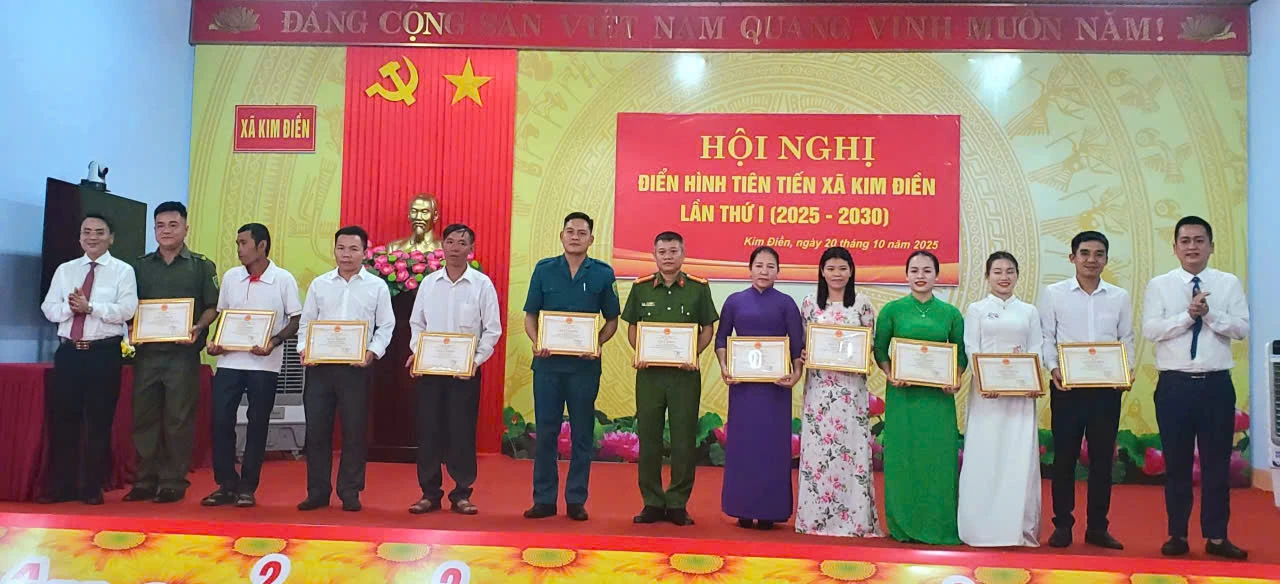 Các tập, cá nhân được khen thưởng tại hội nghị - Ảnh: CT