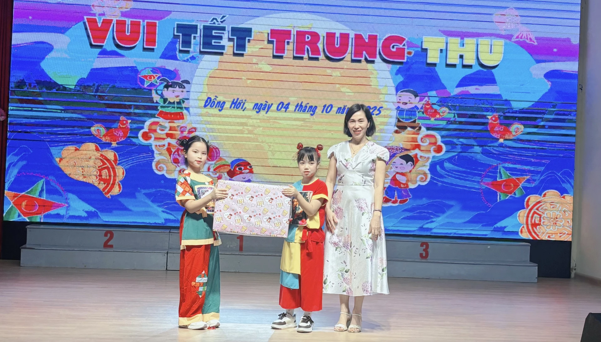 Lãnh đạo Nhà thiếu nhi Quảng Trị trao những phần quà Trung thu ý nghĩa cho các em thiếu nhi - Ảnh: K.H