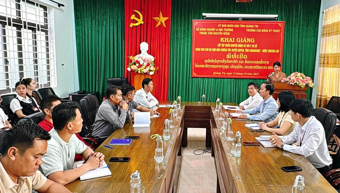 Tập huấn khuyến nông và thú y cơ sở cho cán bộ cụm bản Chiêng Túp, huyện Sepon
