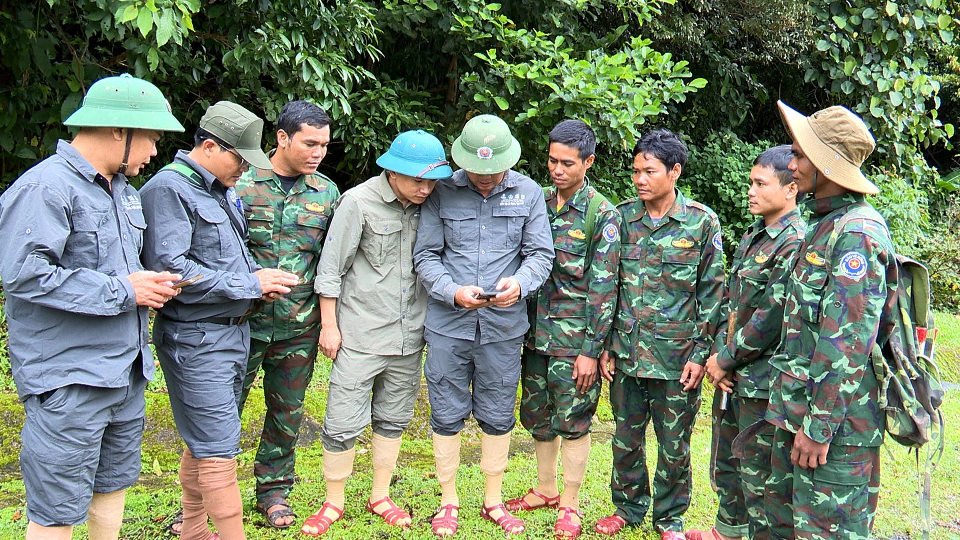 Cán bộ Ban Quản lý Rừng đặc dụng Nam Quảng Trị và thành viên Tổ cộng đồng bảo vệ rừng thôn Chênh Vênh, xã Hướng Phùng sử dụng ứng dụng Smart trên điện thoại để tuần tra rừng - Ảnh: L.A