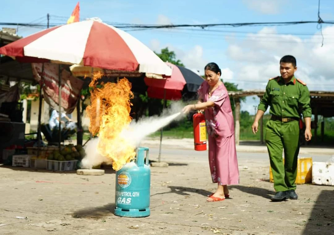 Hướng dẫn kỹ năng chữa cháy cho tiểu thương chợ Trung Chỉ, phường Nam Đông Hà - Ảnh: LÊ MINH