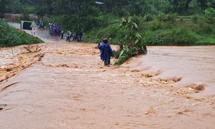 Mưa lũ khiến 2 người chết và mất tích