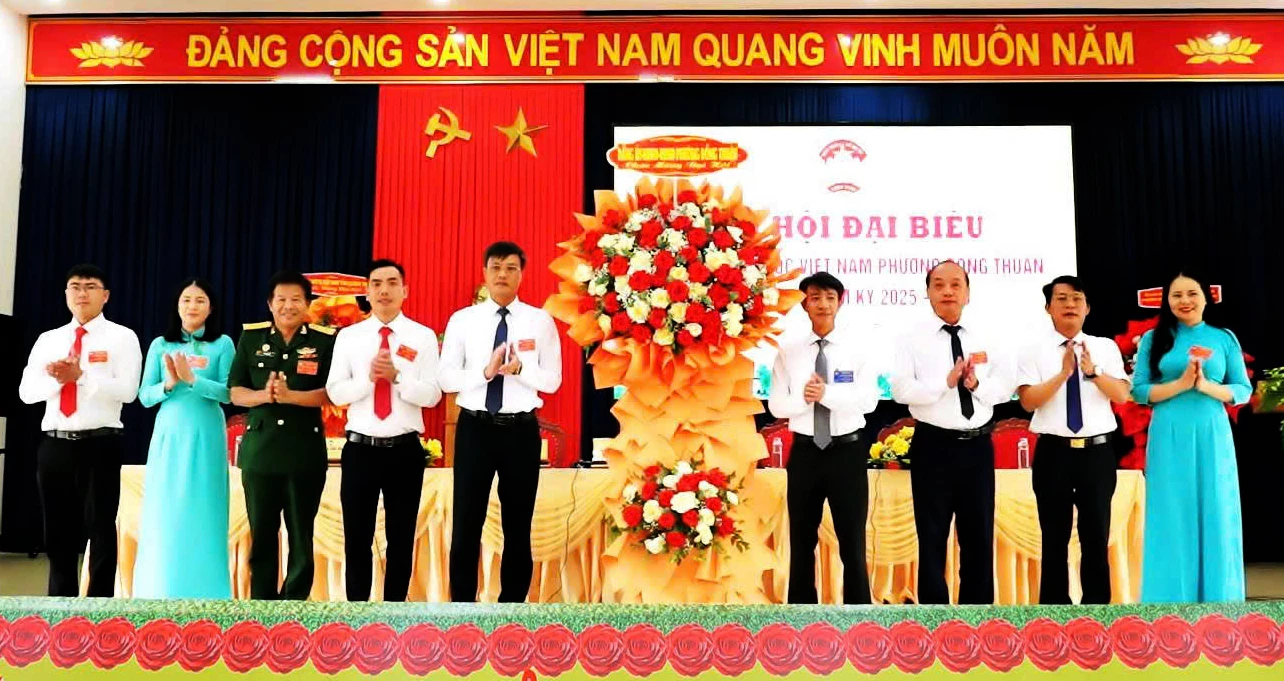 Đại diện Đảng ủy phường Đồng Thuận tặng hoa chúc mừng đại hội. Ảnh: H.Tr
