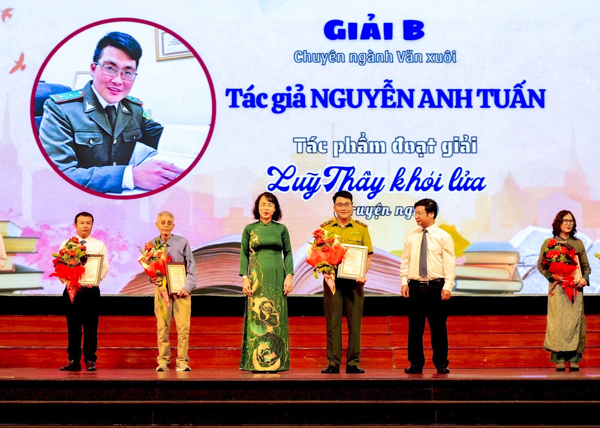 Với truyện ngắn “Lũy Thầy khói lửa”, Nguyễn Anh Tuấn (thứ 4, từ trái sang) được trao giải B tại Cuộc vận động sáng tác văn học, nghệ thuật kỷ niệm 420 năm hình thành tỉnh Quảng Bình (cũ), tổ chức năm 2024 -Ảnh:Q.N