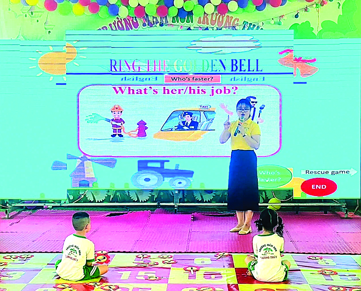 Đa số trẻ đã biết giao tiếp các câu tiếng Anh đơn giản với giáo viên  - Ảnh: N.H