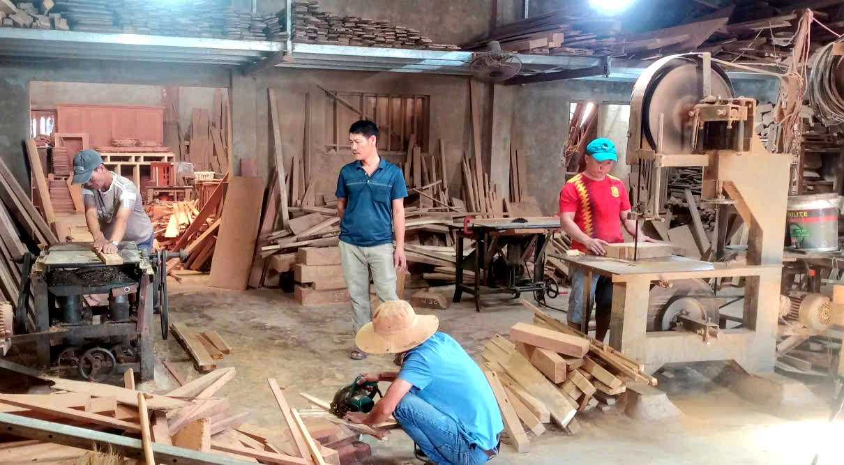 Cơ sở mộc mỹ nghệ Thể Hoa giải quyết việc làm cho nhiều lao động địa phương - Ảnh: H.TR