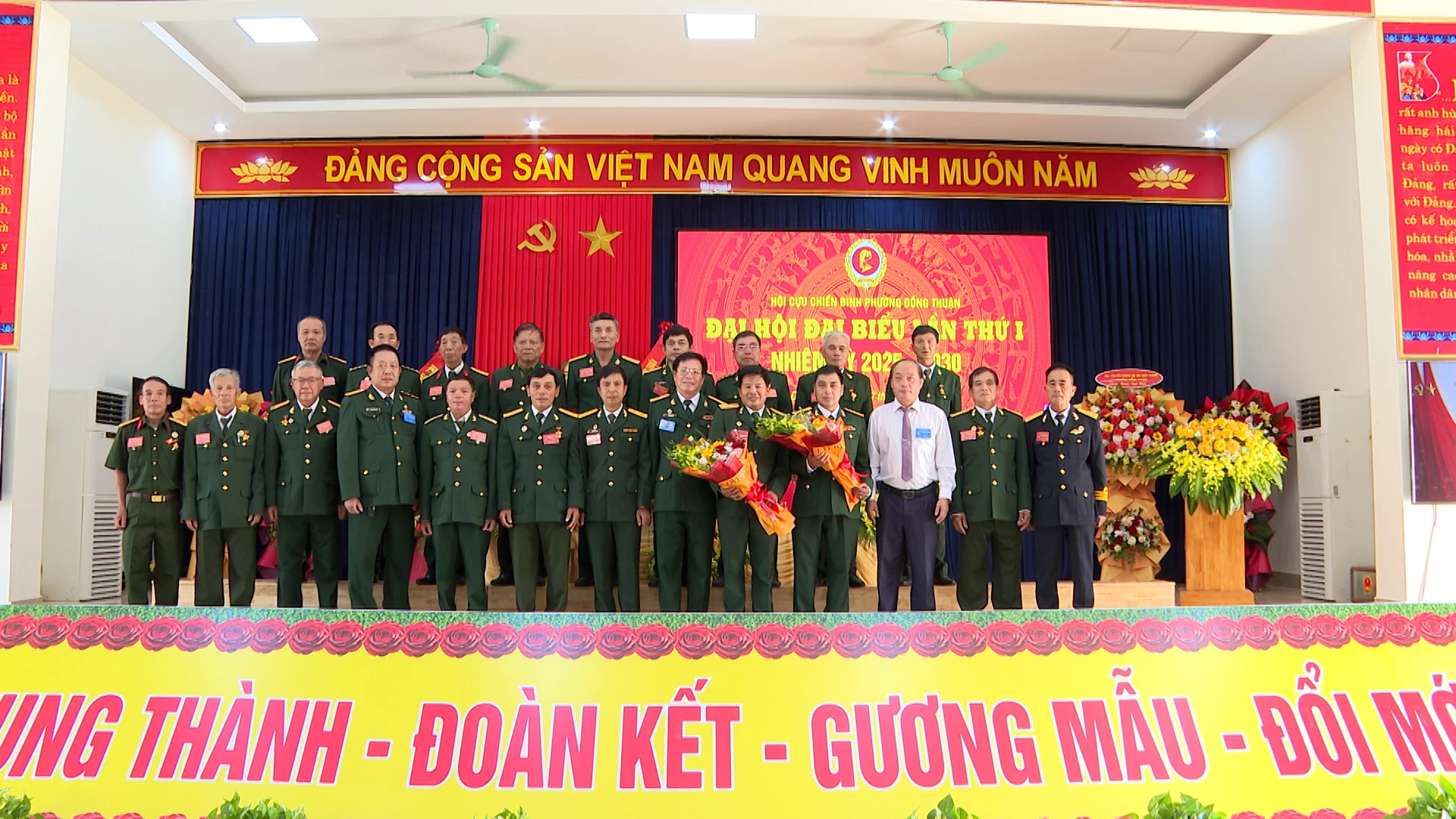 3.	Các đại biểu tặng hoa chúc mừng Ban chấp hành Hội CCB phường Đồng Thuận nhiệm kỳ 2025 – 2030 - Ảnh: T.C