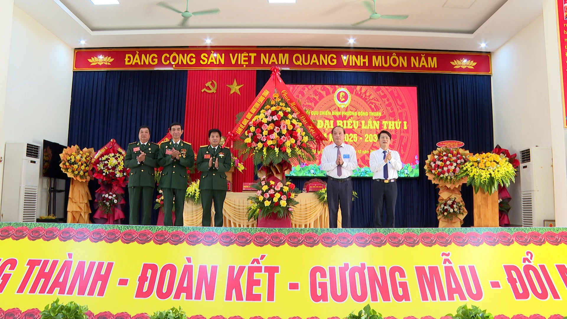 Thường trực Đảng ủy phường Đồng Thuận tặng hoa chúc mừng đại hội - Ảnh: T.C