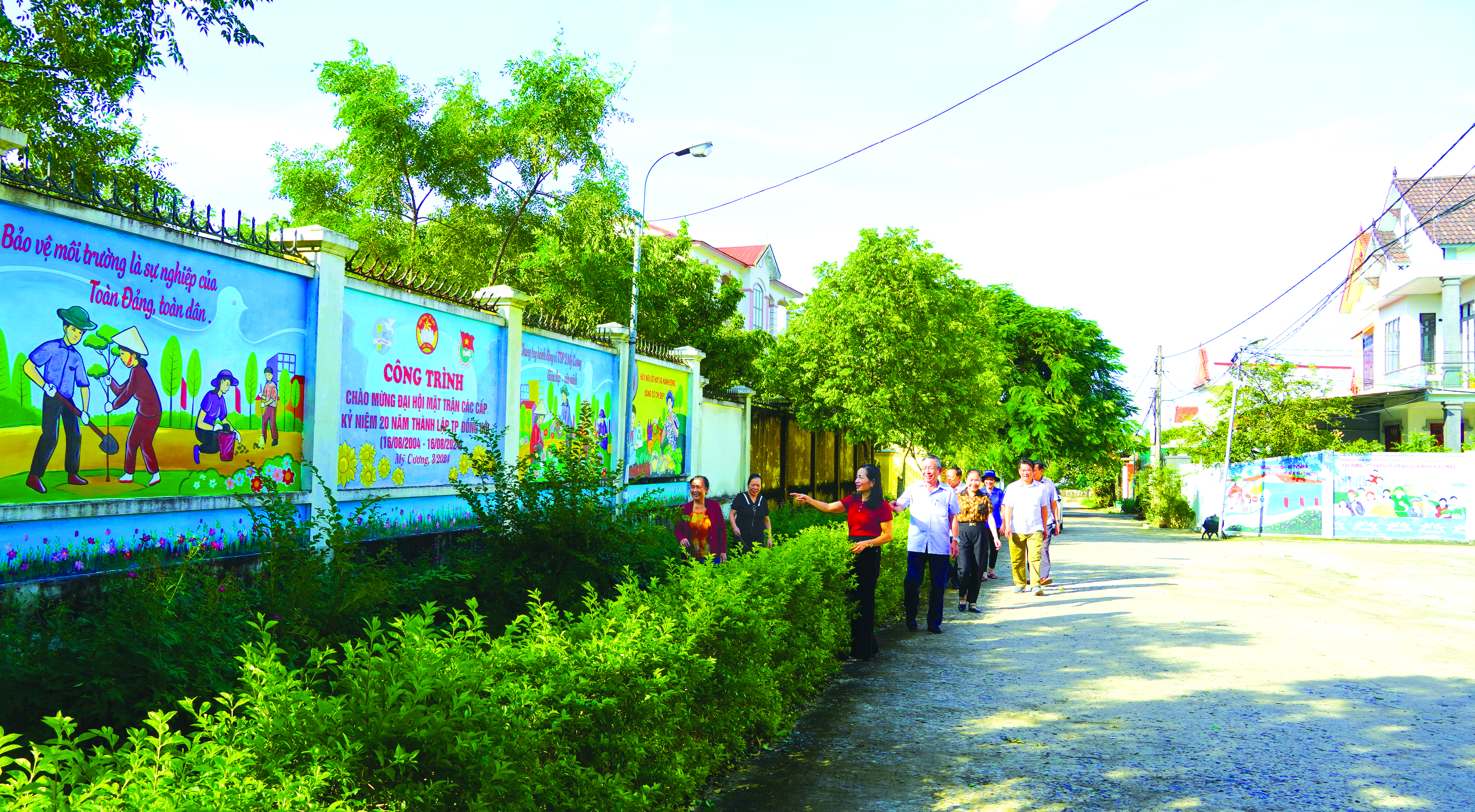 Tường tranh bích họa tô đẹp thêm không gian sinh hoạt cộng đồng tại tổ dân phố 2 Mỹ Cương - Ảnh: H.Tr