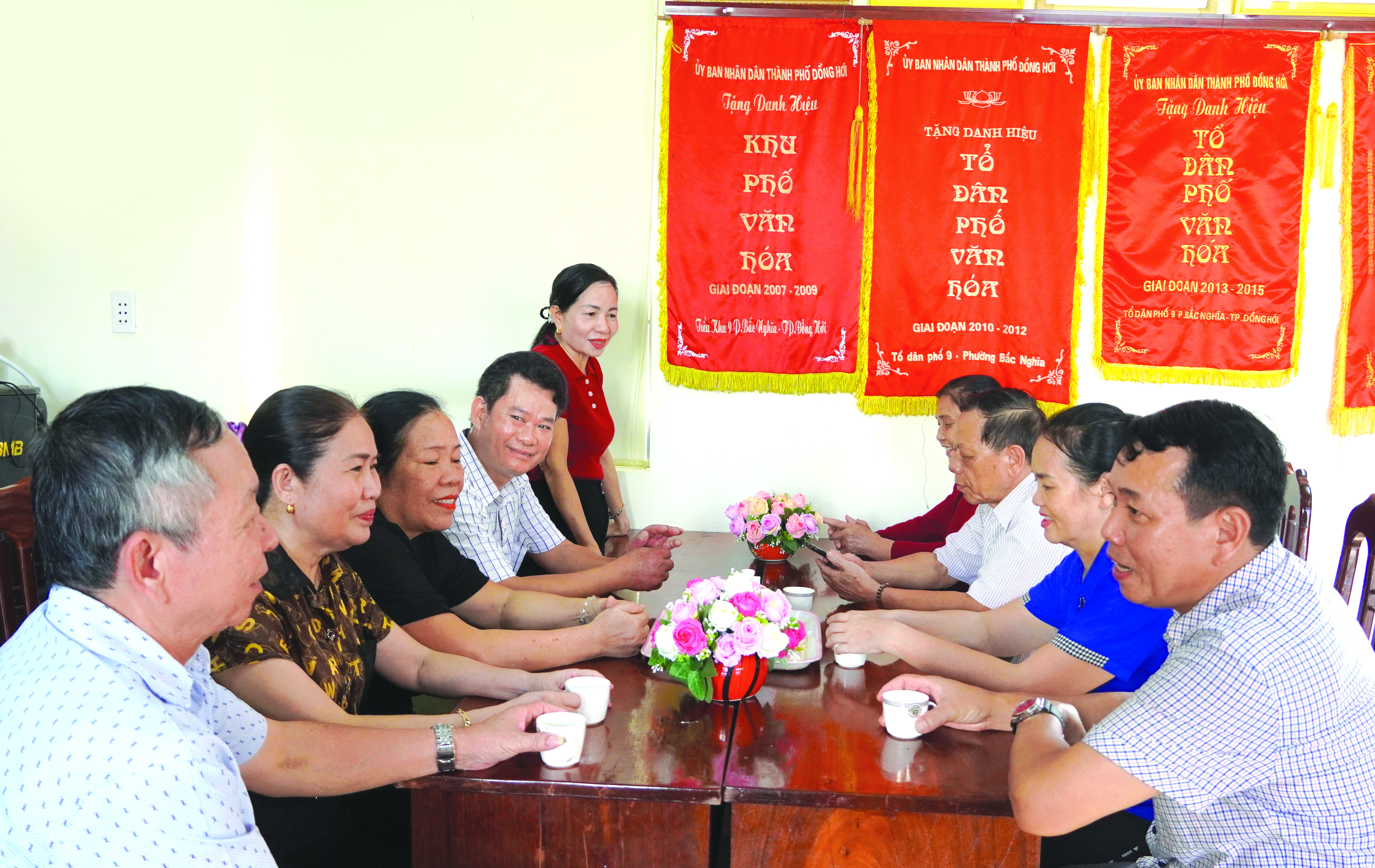 Trưởng ban Công tác Mặt trận tổ dân phố 2 Mỹ Cương Nguyễn Thị Lý thường xuyên trao đổi công việc với Ban cán sự và người dân trong tổ dân phố - Ảnh: H.Tr