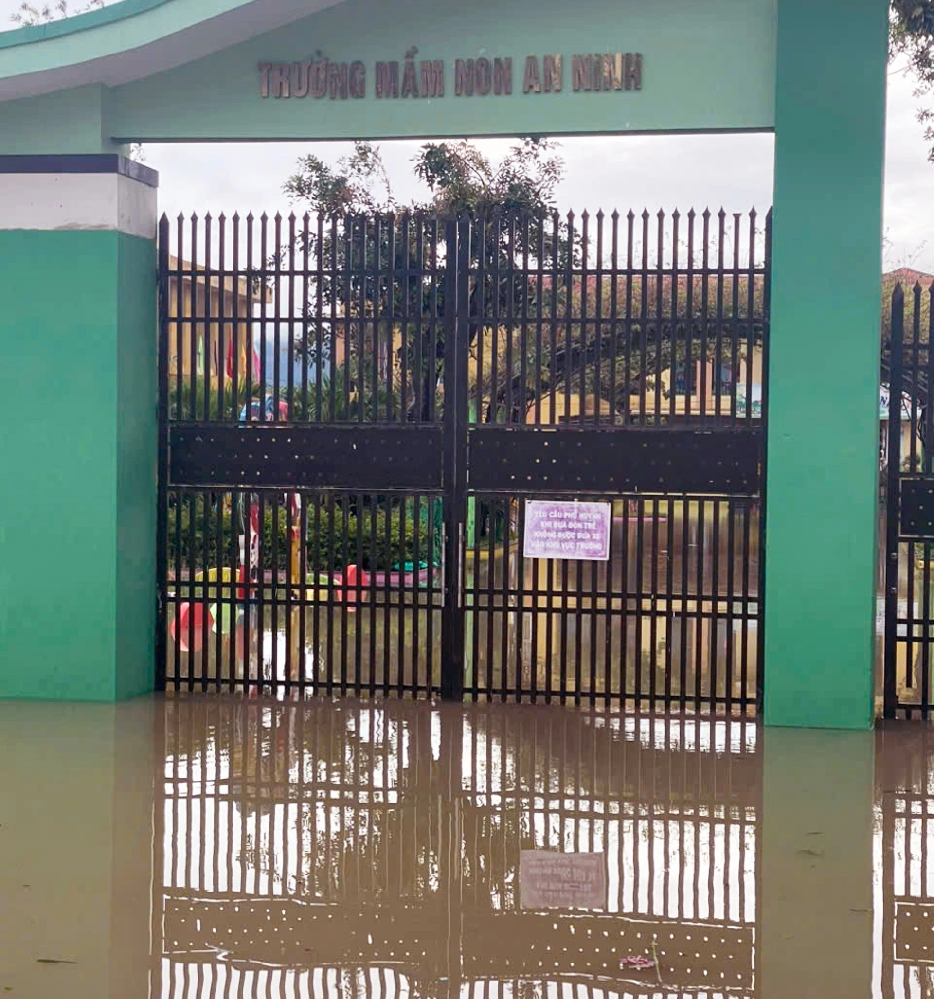 Các trường học chủ động cho học sinh nghỉ học để bảo đảm an toàn.