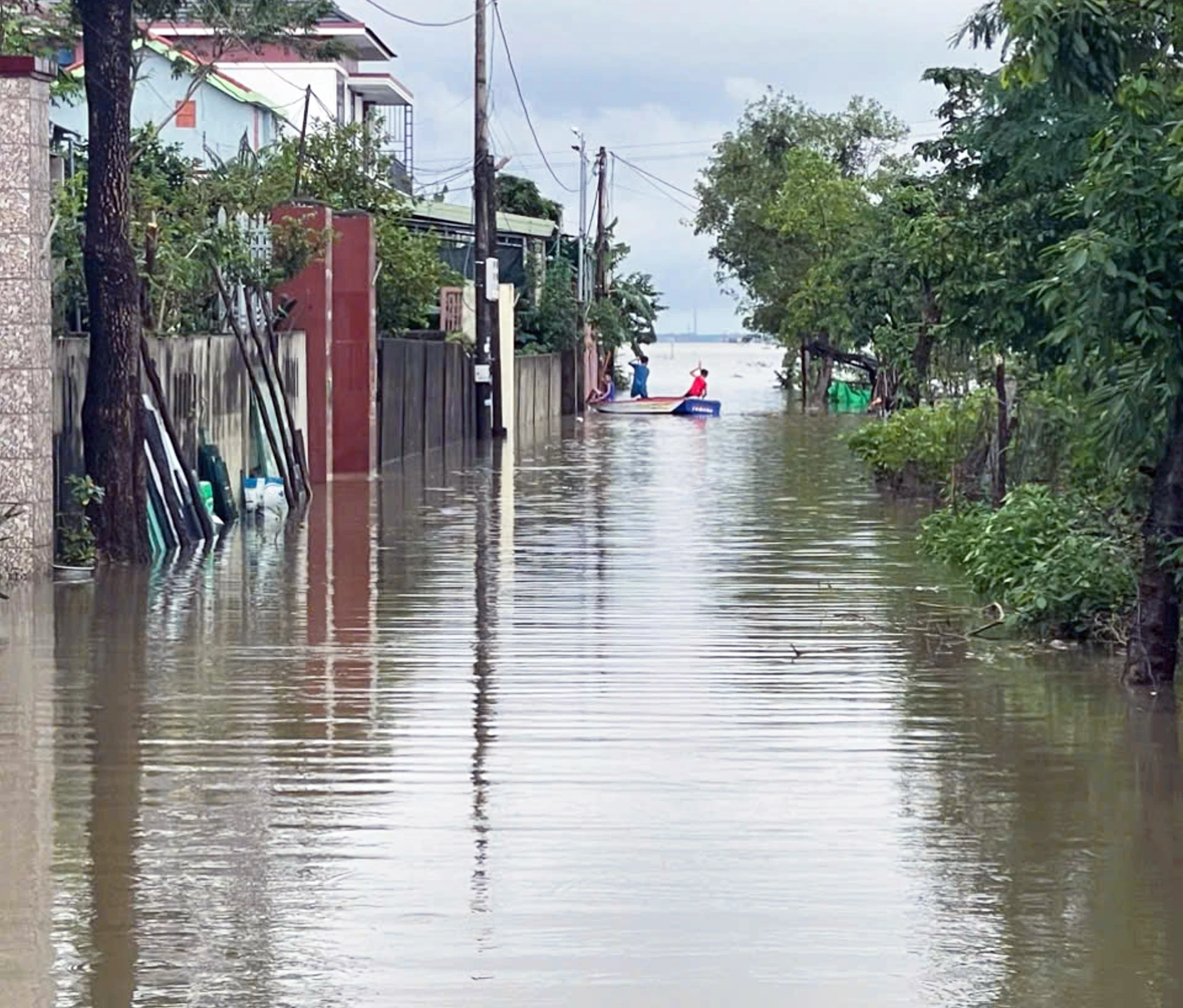 Nhiều tuyến đường trên địa bàn xã Ninh Châu bị ngập do mưa lớn - Ảnh: L.C.