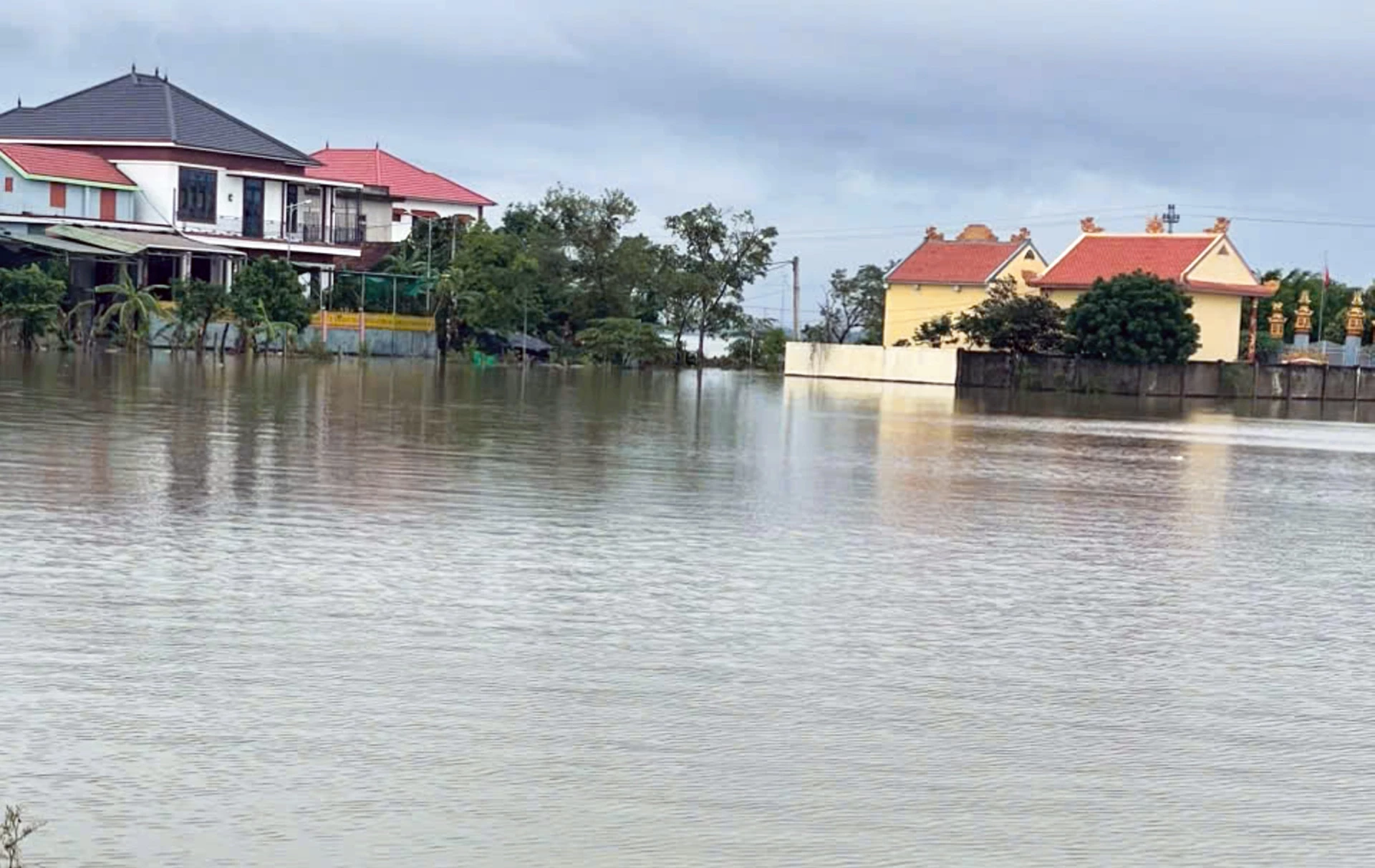 Nhiều tuyến đường trên địa bàn xã Ninh Châu bị ngập do mưa lớn - Ảnh: L.C.