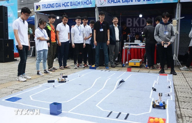 Học sinh, sinh viên thành phố Đà Nẵng trình diễn kỹ thuật của các robot thông minh. (Ảnh: Văn DũngTTXVN)
