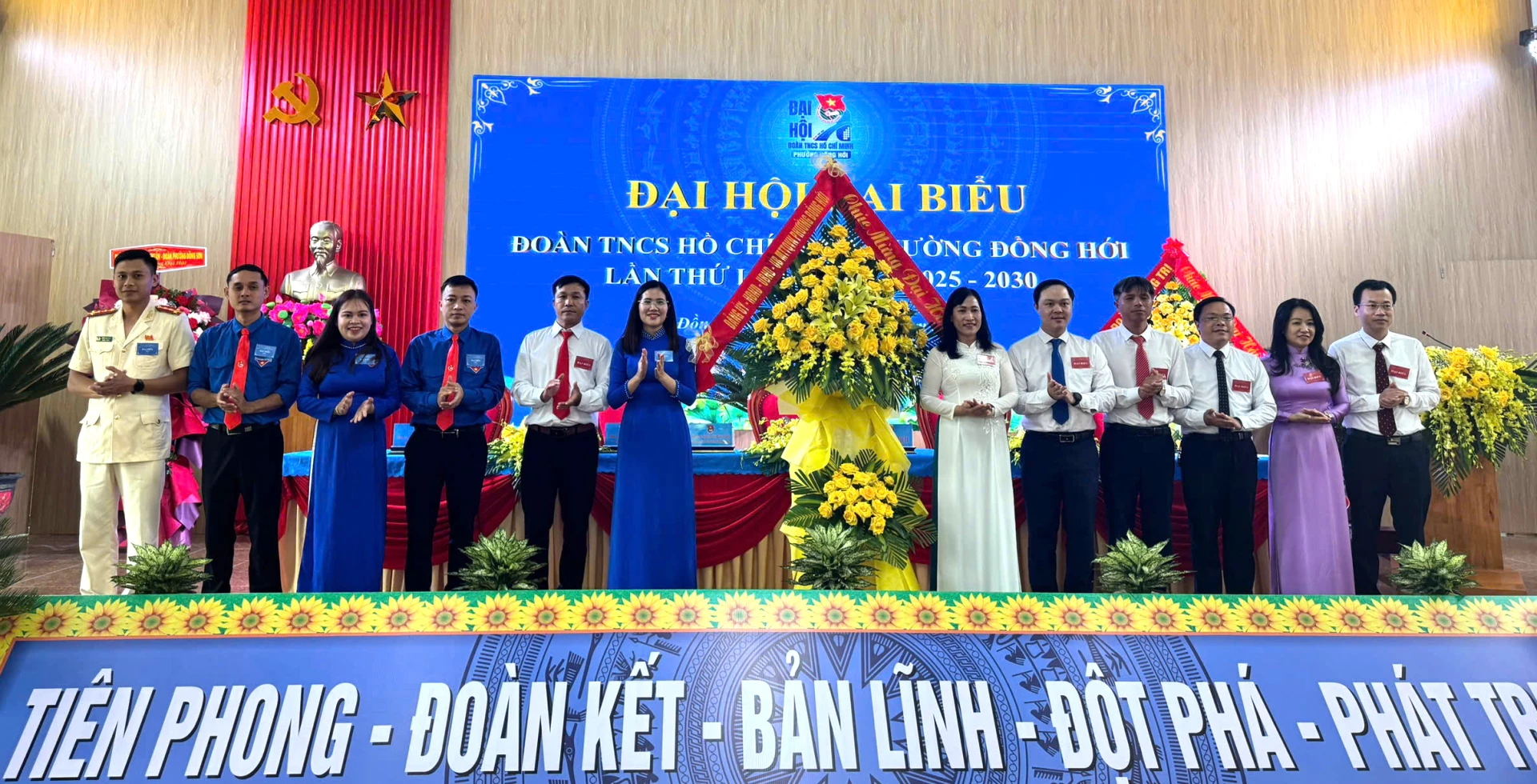 Đại diện lãnh đạo phường Đồng Hới tặng hoa chúc mừng đại hội. Ảnh: H.Tr