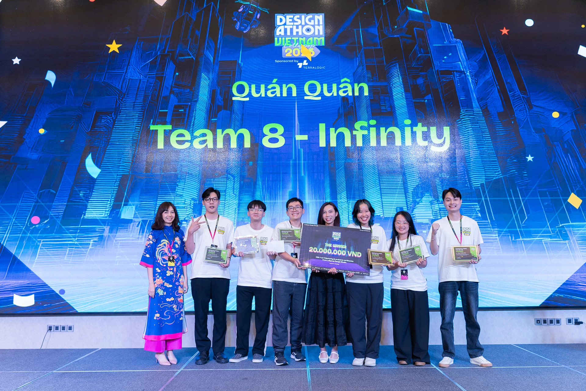 Nguyễn Nhất Linh (ngoài cùng bên phải) nhận giải Quán quân cuộc thi Designathon 2025 cùng cộng sự - Ảnh: L.T