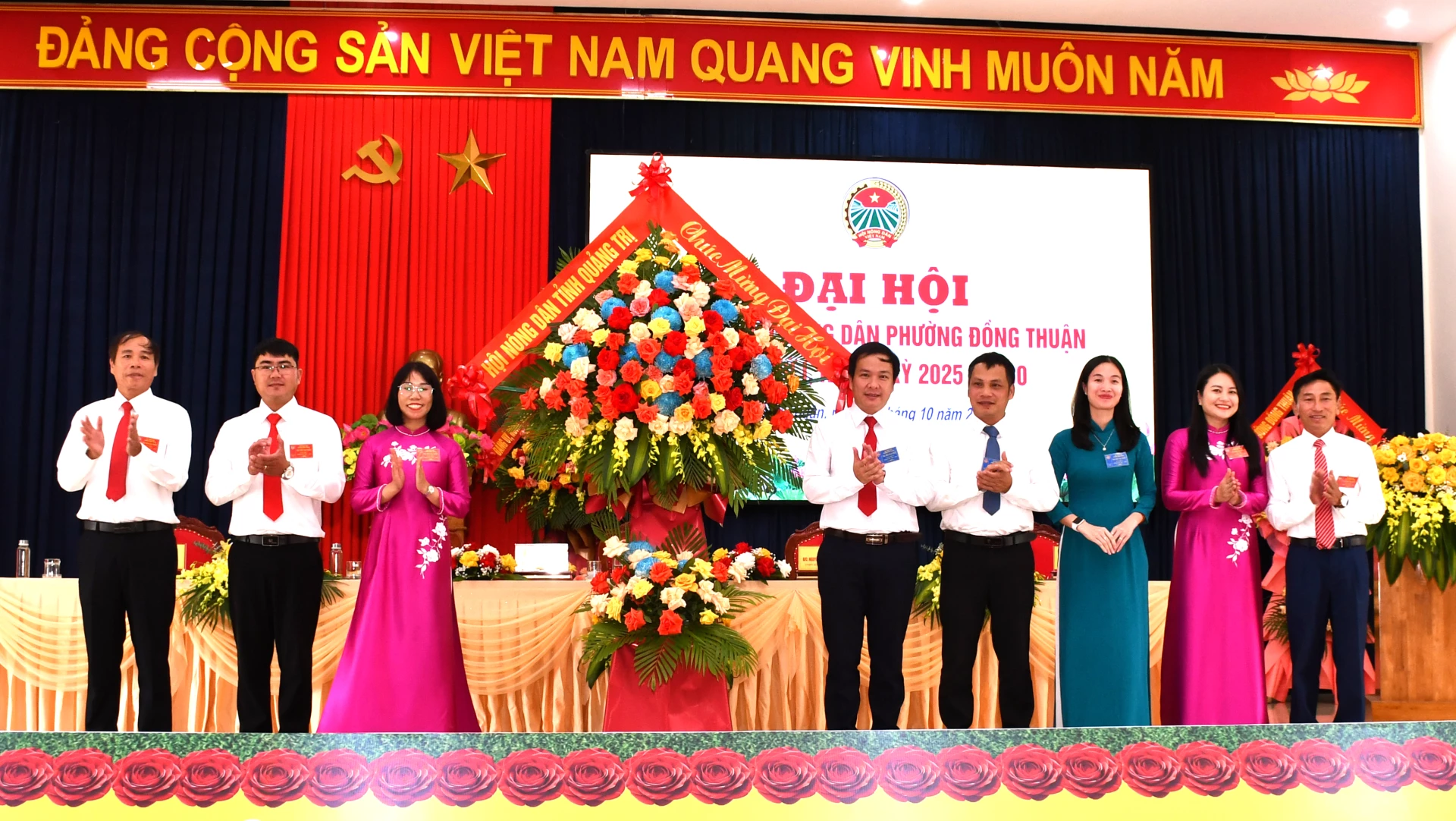 Đại diện lãnh đạo Hội ND tỉnh tặng hoa chúc mừng đại hội. Ảnh: H.Tr.