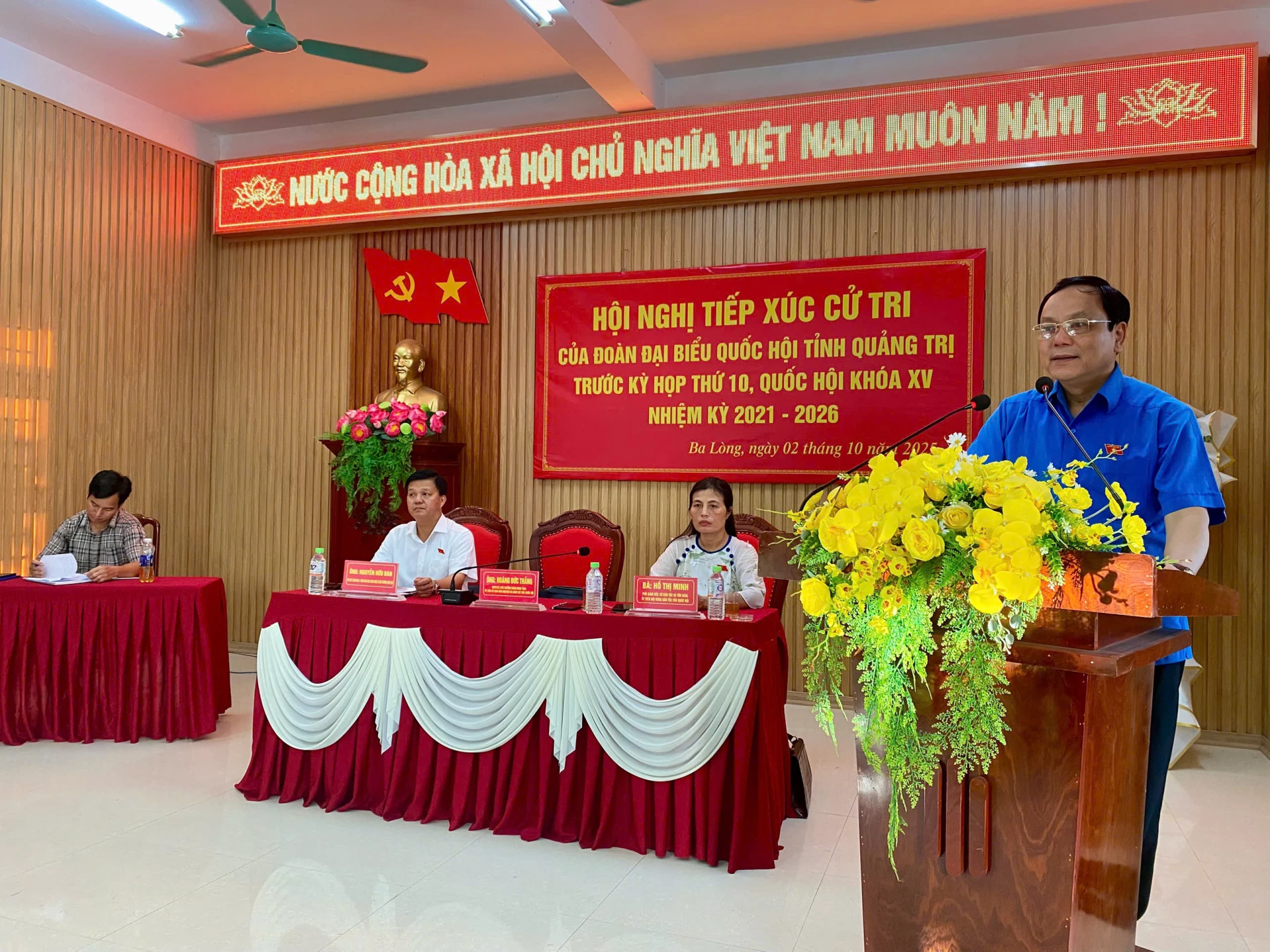 Đồng chí Hoàng Đức Thắng, Phó trưởng đoàn phụ trách Đoàn đại biểu Quốc hội tỉnh phát biểu trước cử tri xã Ba Lòng