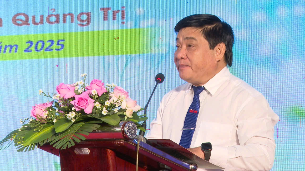 Ông Lê Thế Chữ, Tổng Biên tập Báo Tuổi trẻ phát biểu tại chương trình - Ảnh: QN