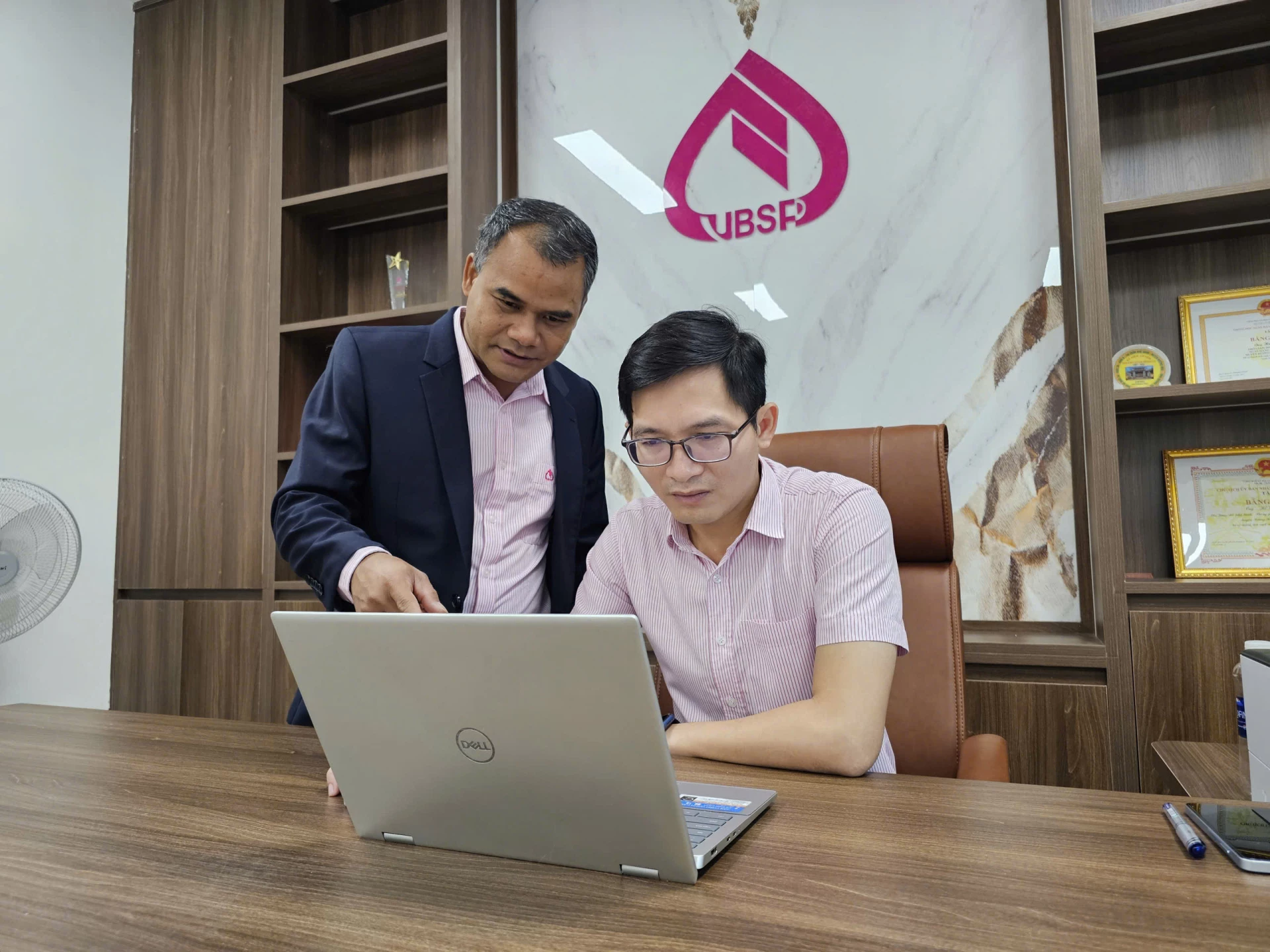 Nhóm tác giả trao đổi, thảo luận về các tính năng của sáng kiến - Ảnh: T.P