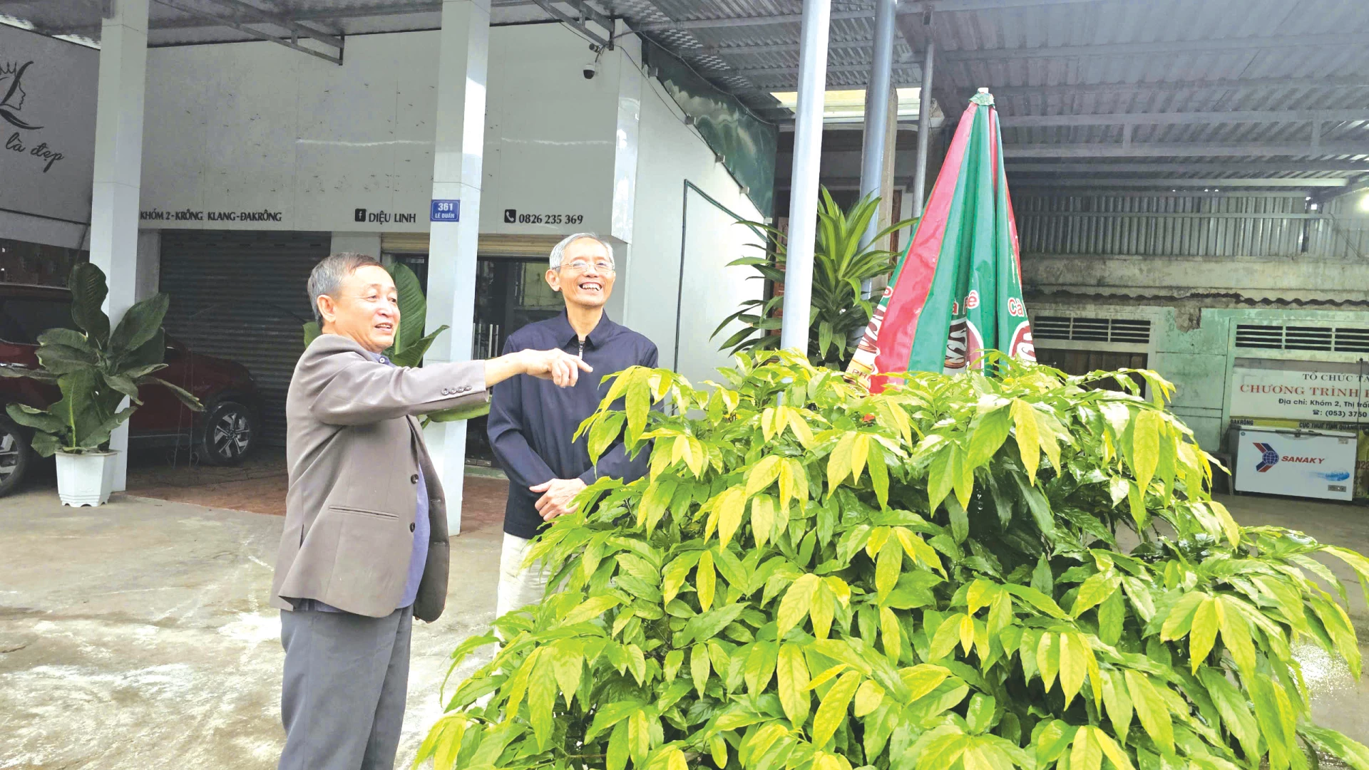 Ông Đặng Hữu Hát (bên trái)
