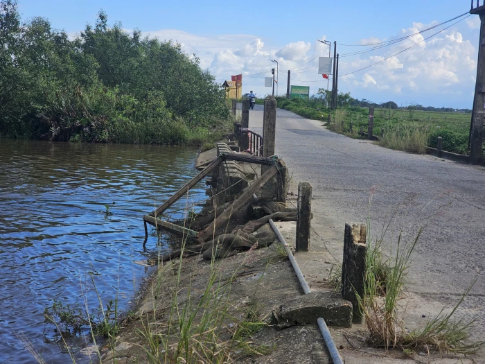 Nguy hiểm từ công trình tràn thoát lũ xuống cấp