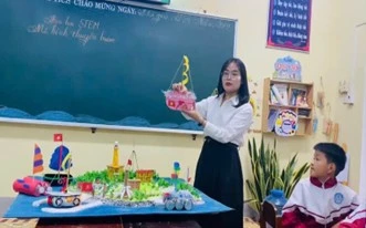 Cô giáo Nguyễn Thị Cẩm và học sinh hứng thú với sản phẩm mô hình
 trong giờ học STEM.
